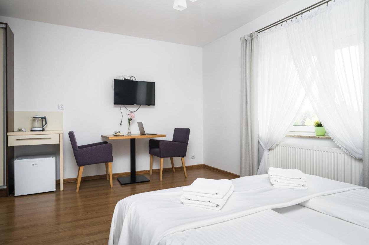 Budget Double Room - Photo 11