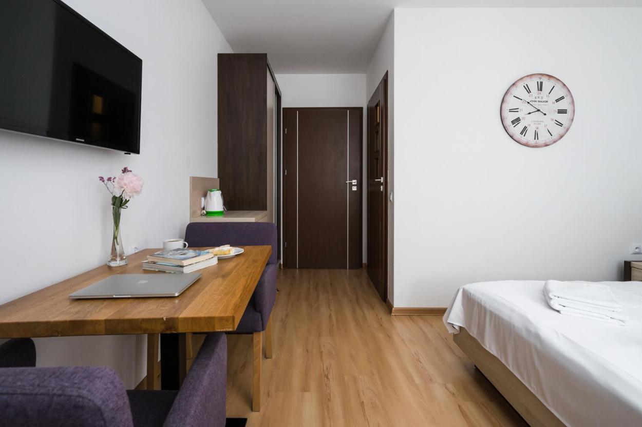 Budget Double Room - Photo 9