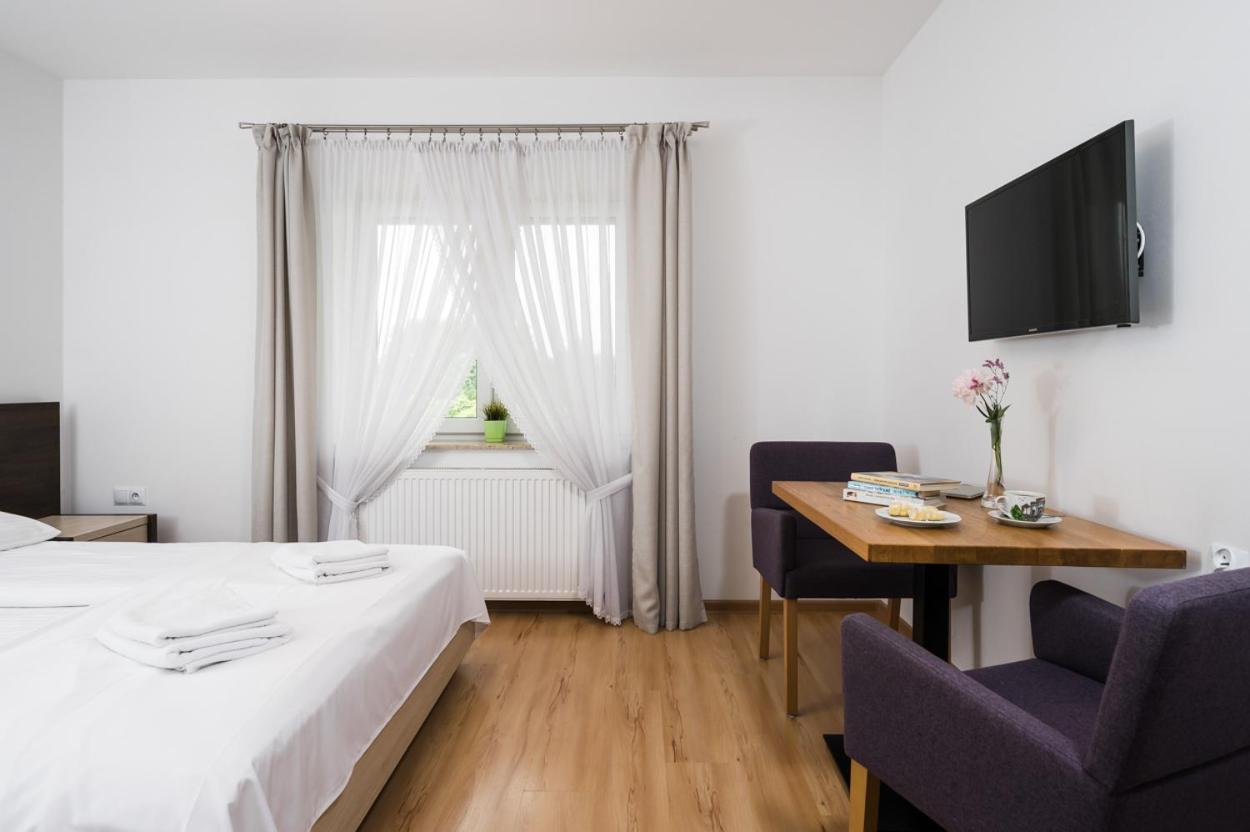 Budget Double Room - Photo 8
