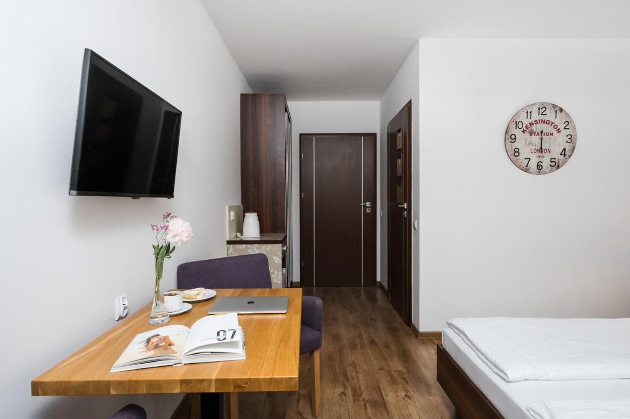 Budget Double Room - Photo 7