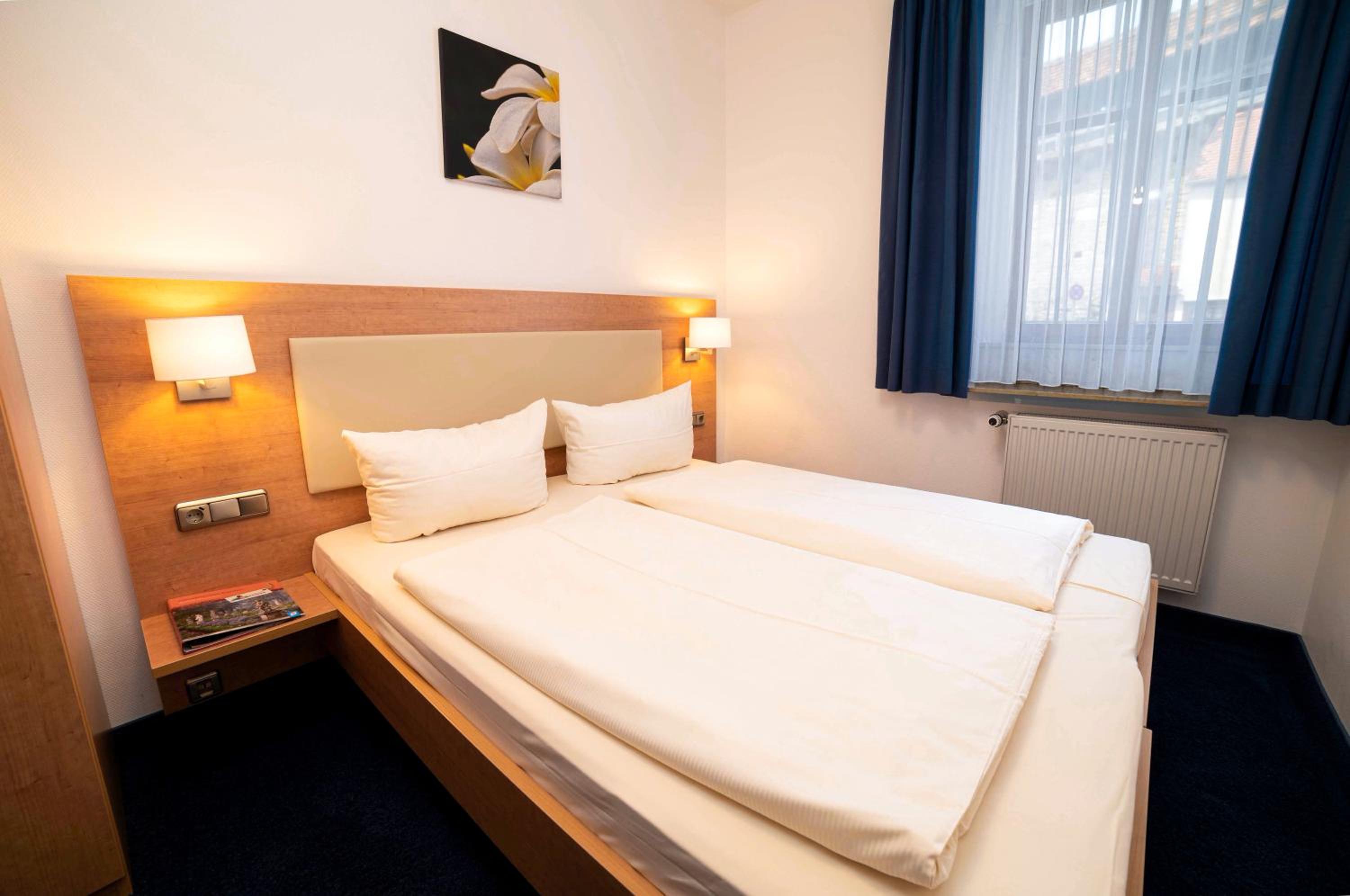 Double or Twin Room with Private Bathroom - Photo 6