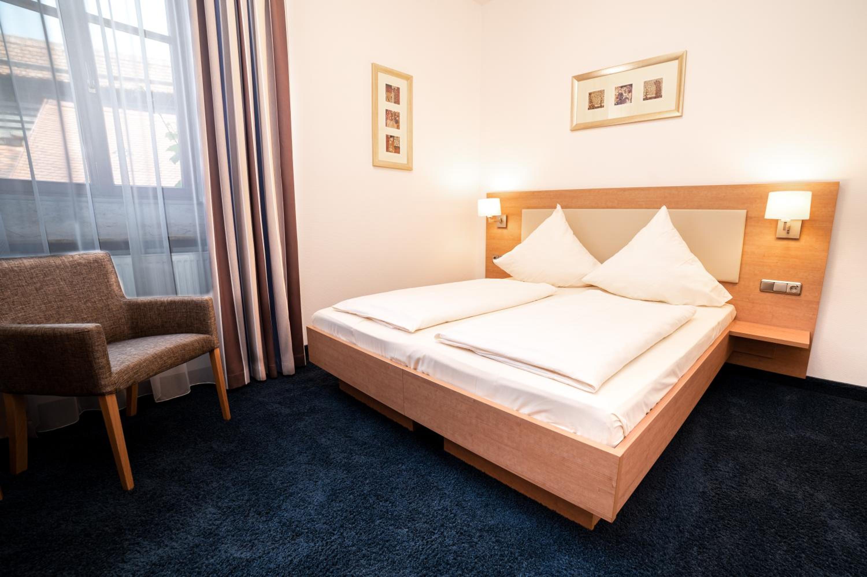 Double or Twin Room with Private Bathroom - Photo 3