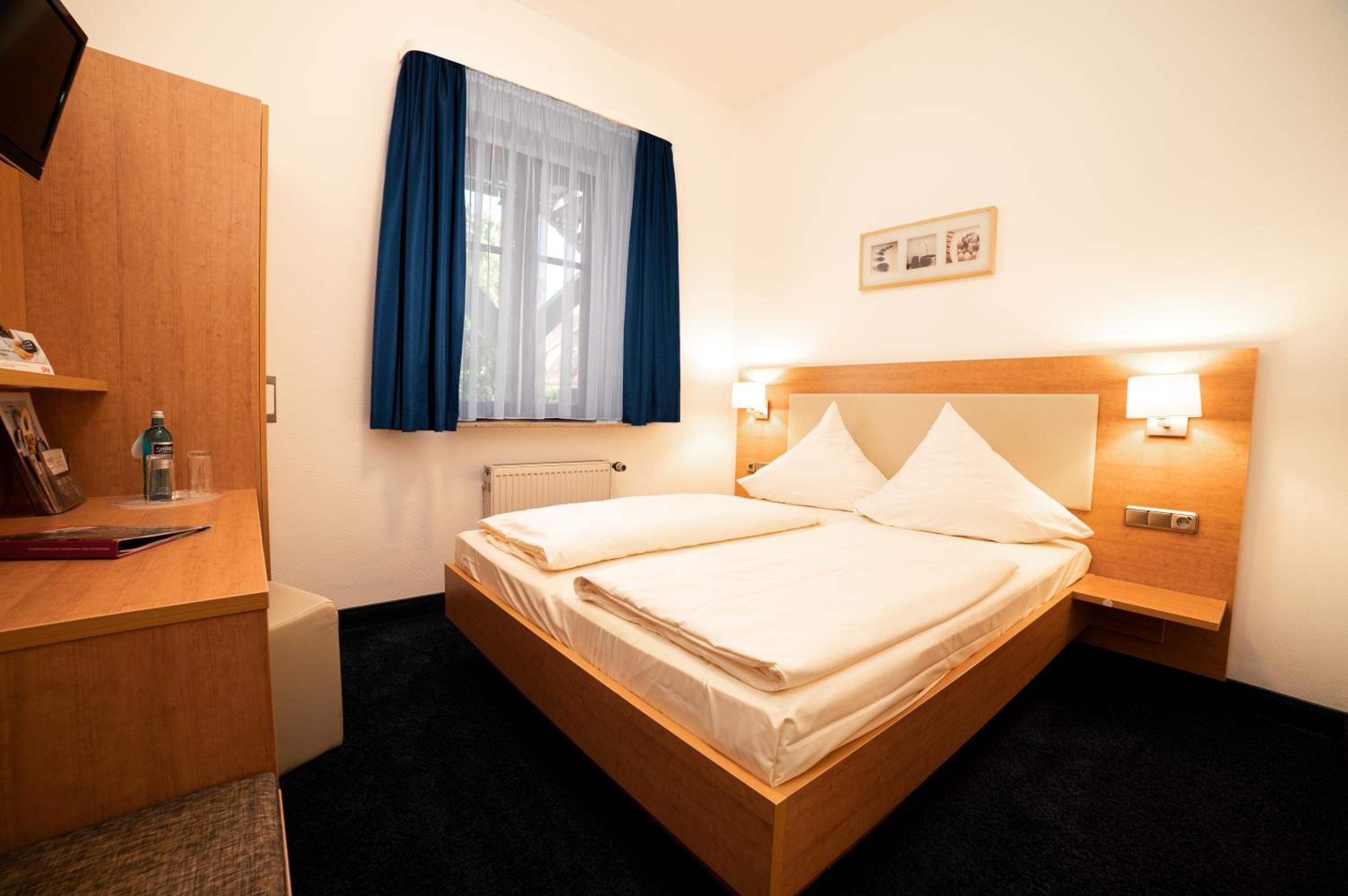 Double or Twin Room with Private Bathroom - Photo 4