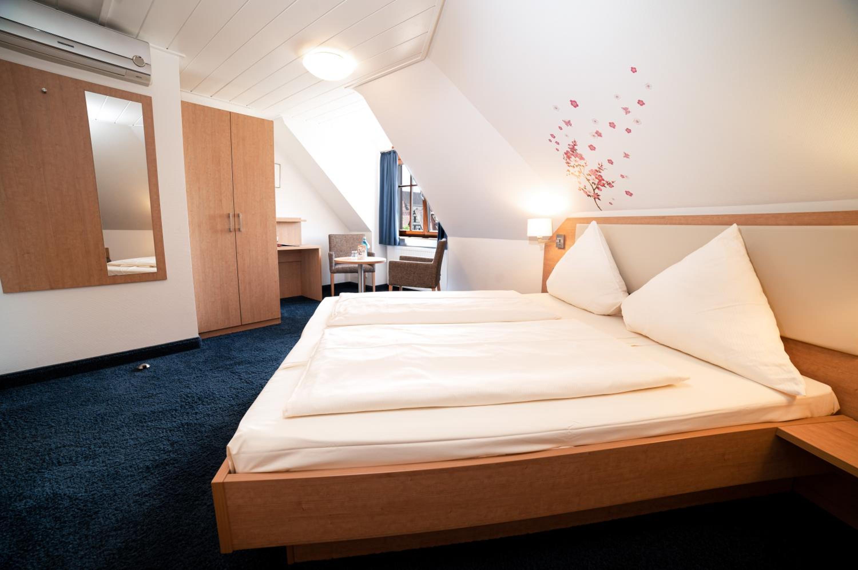 Double or Twin Room with Private Bathroom - Photo 5