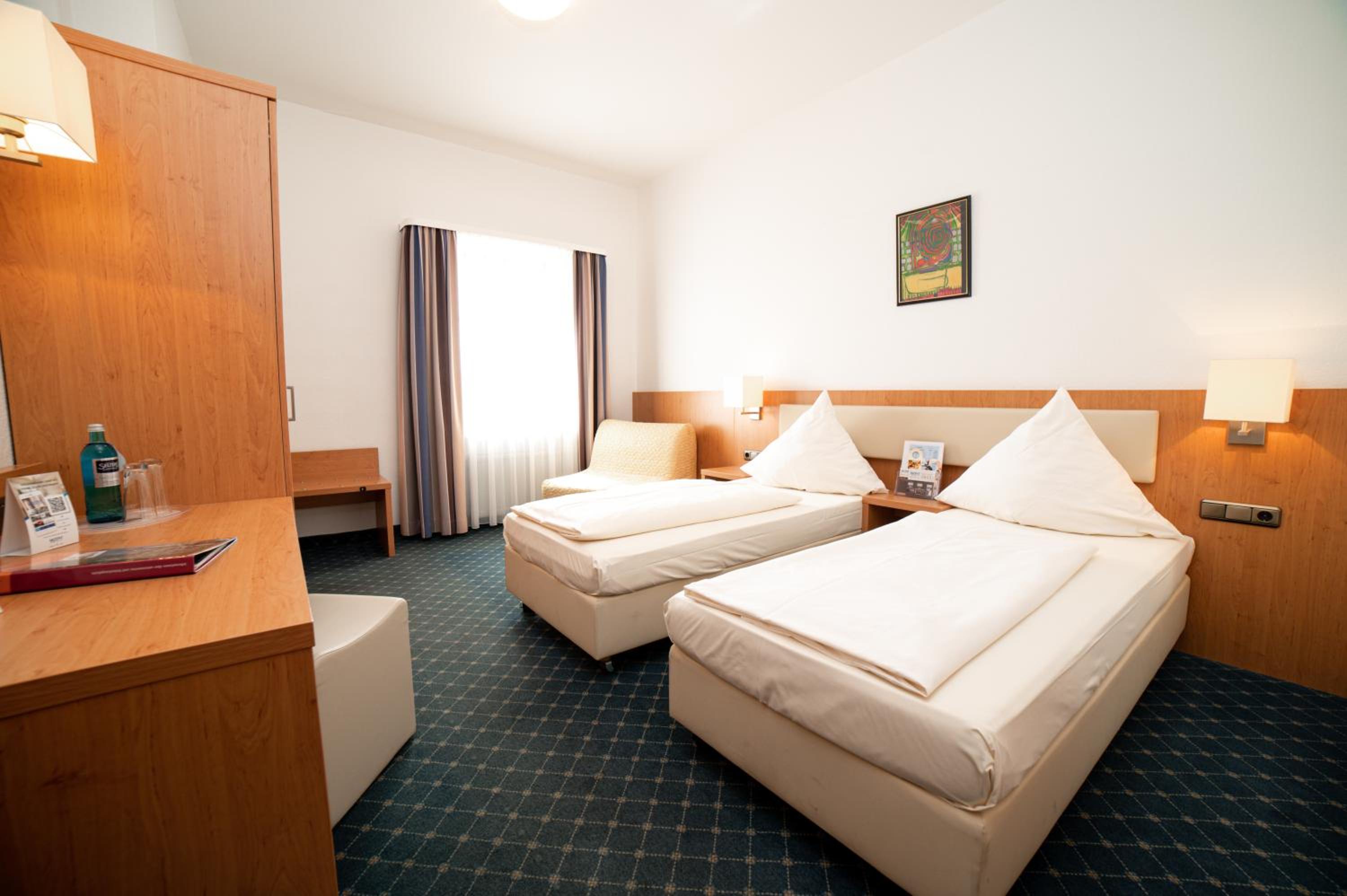 Double or Twin Room with Private Bathroom - Photo 2