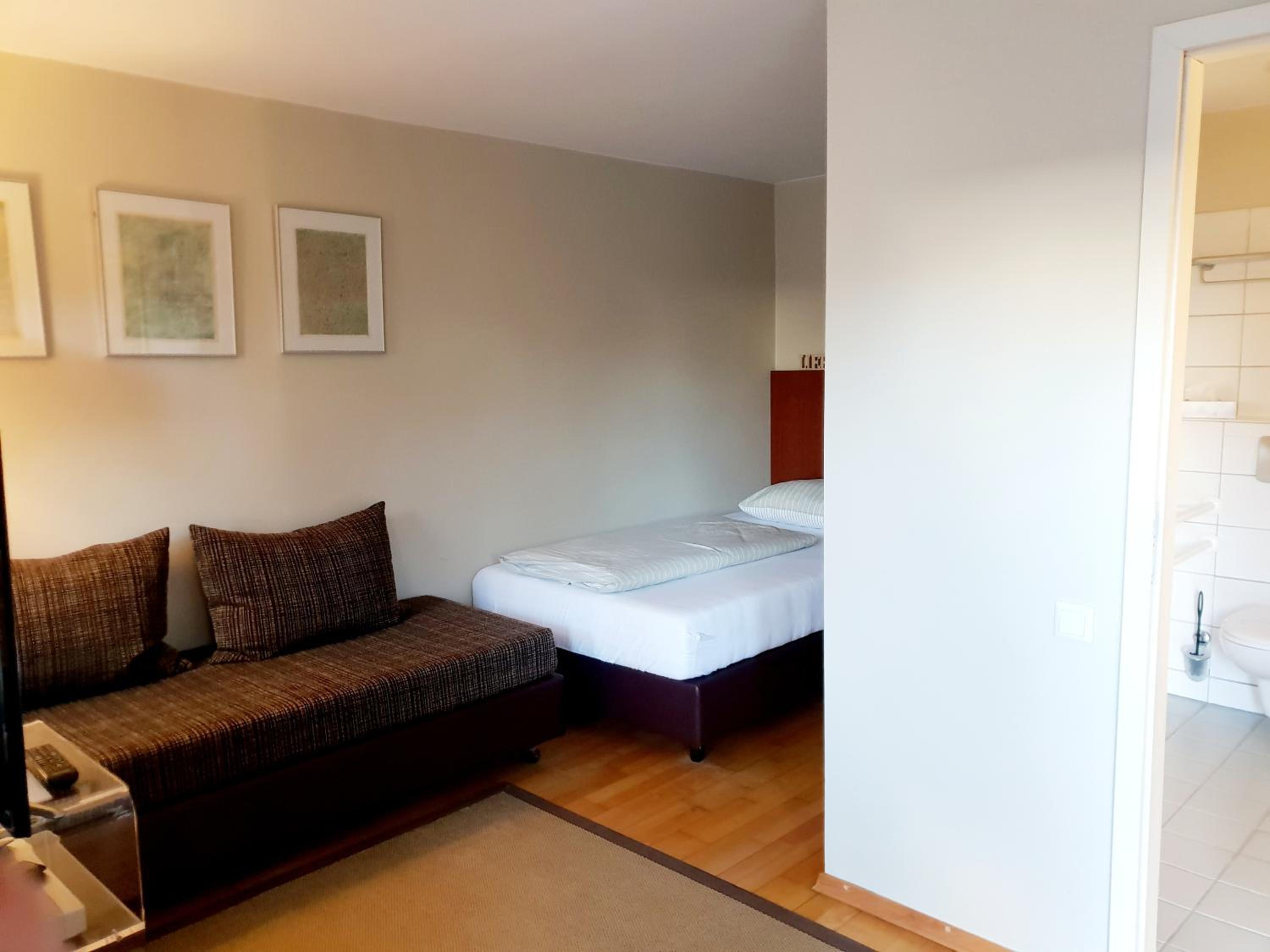 Twin Room - Disability Access photo 2