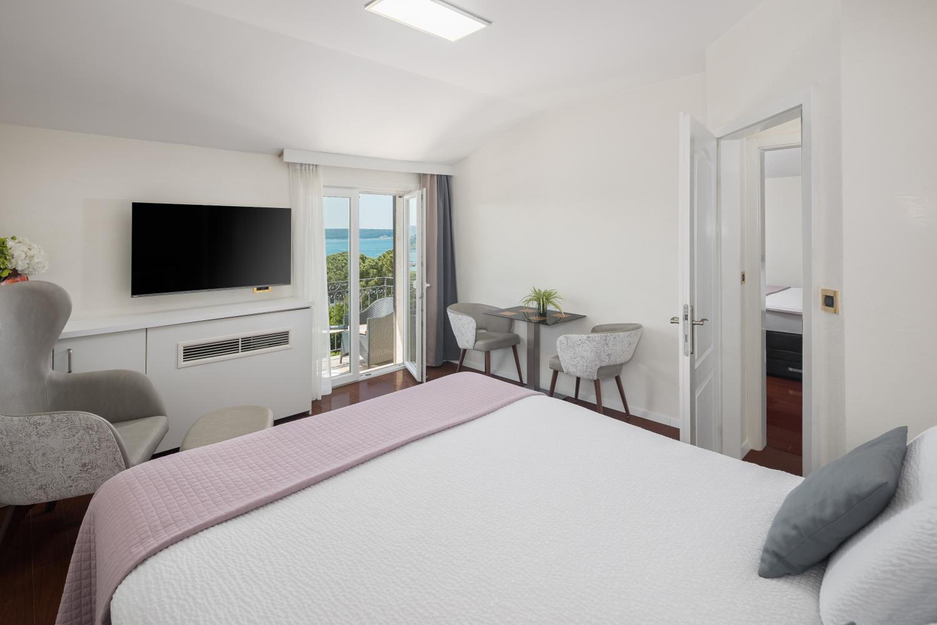 Suite with Balcony and Sea View