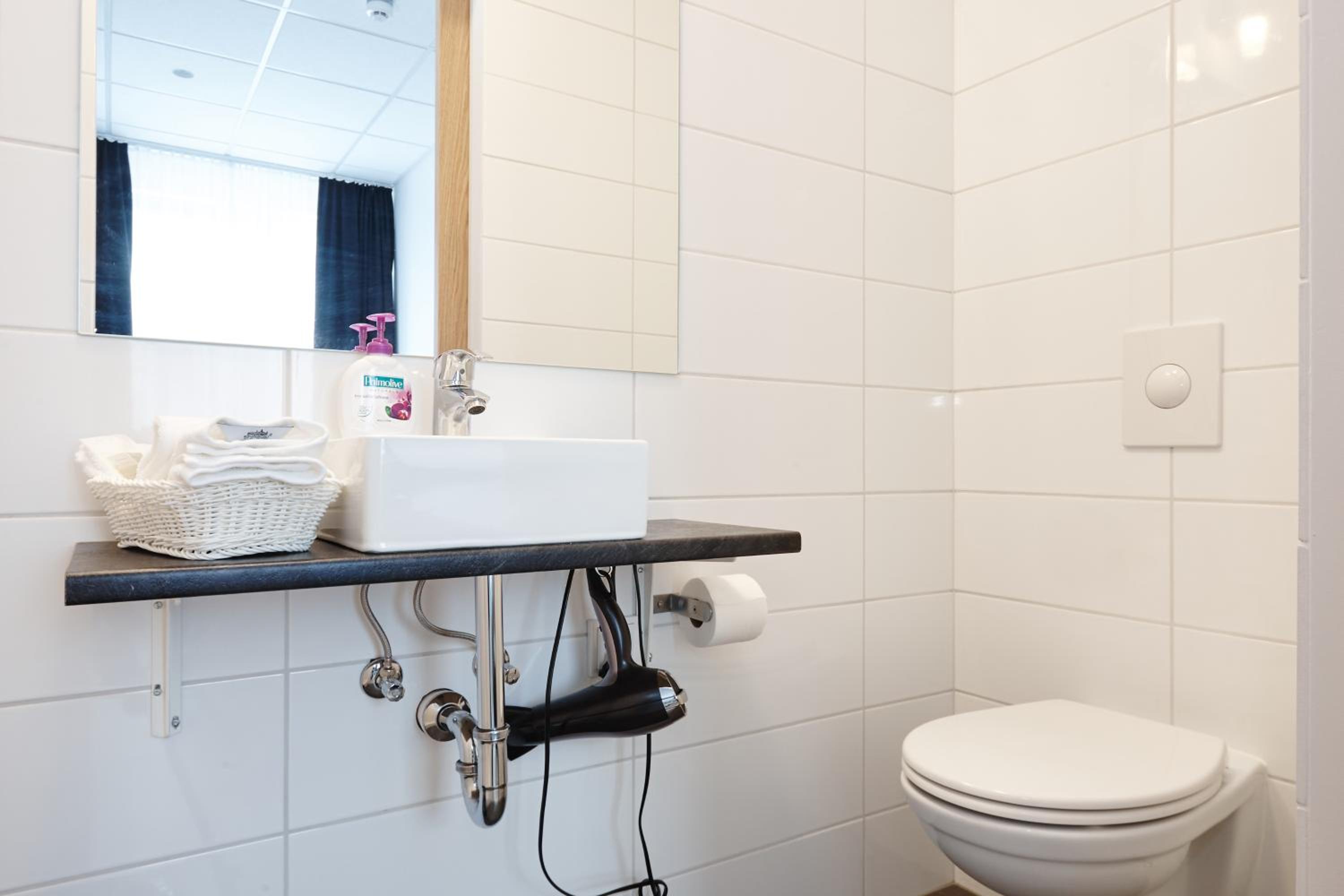 Single Room with Bath photo 3