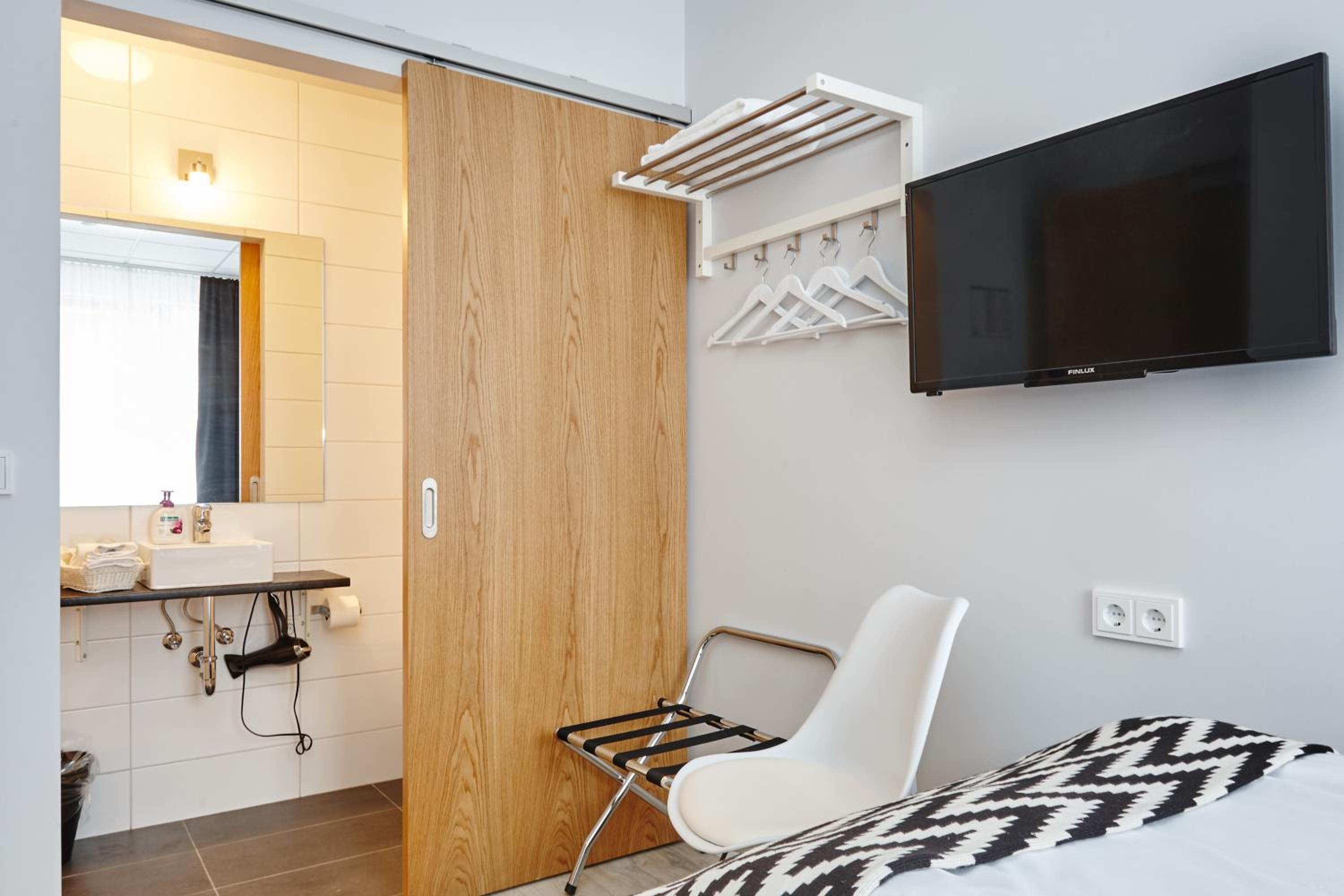 Single Room with Bath photo 2