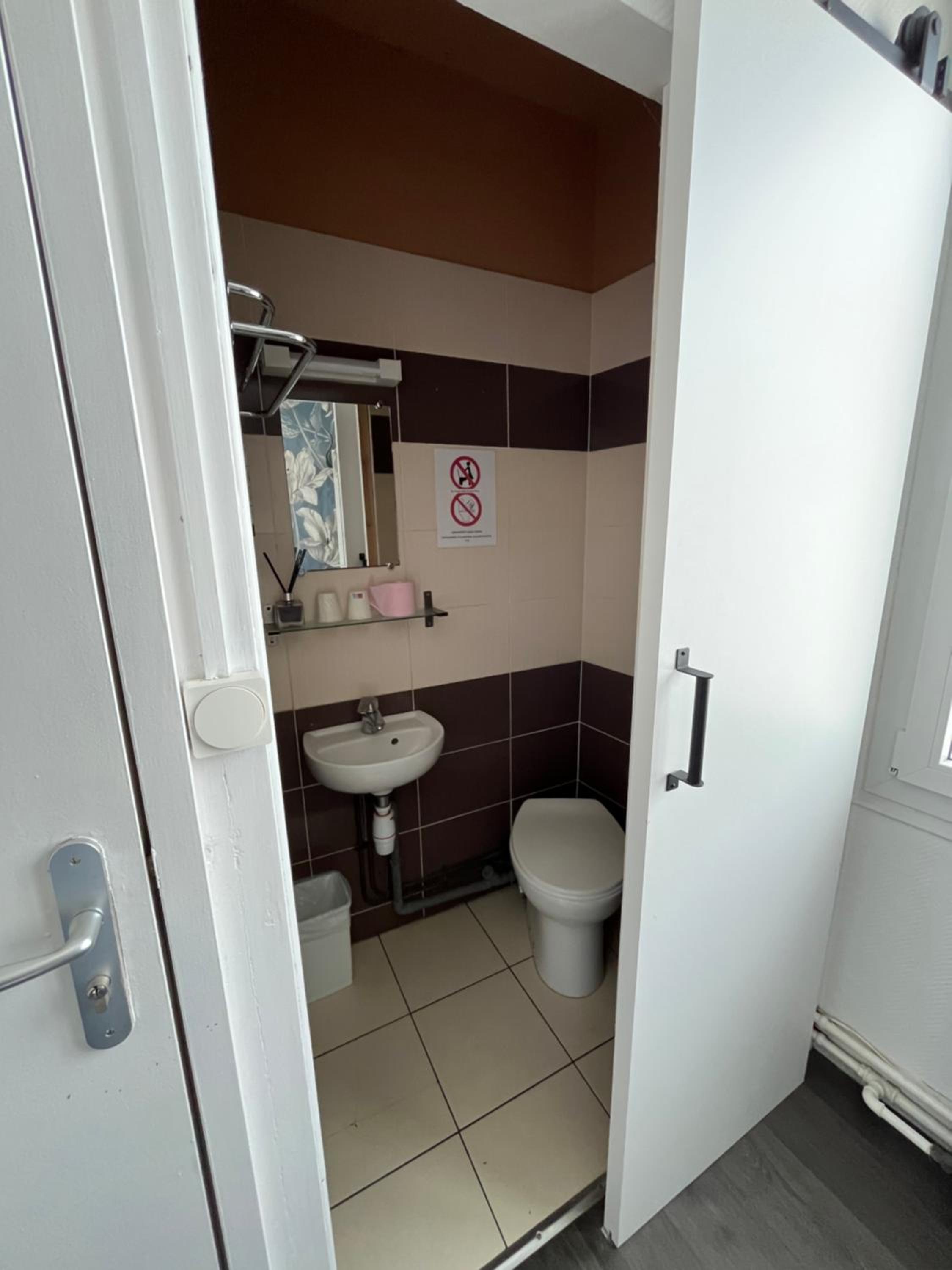 Single Room with Shared Bathroom photo 2