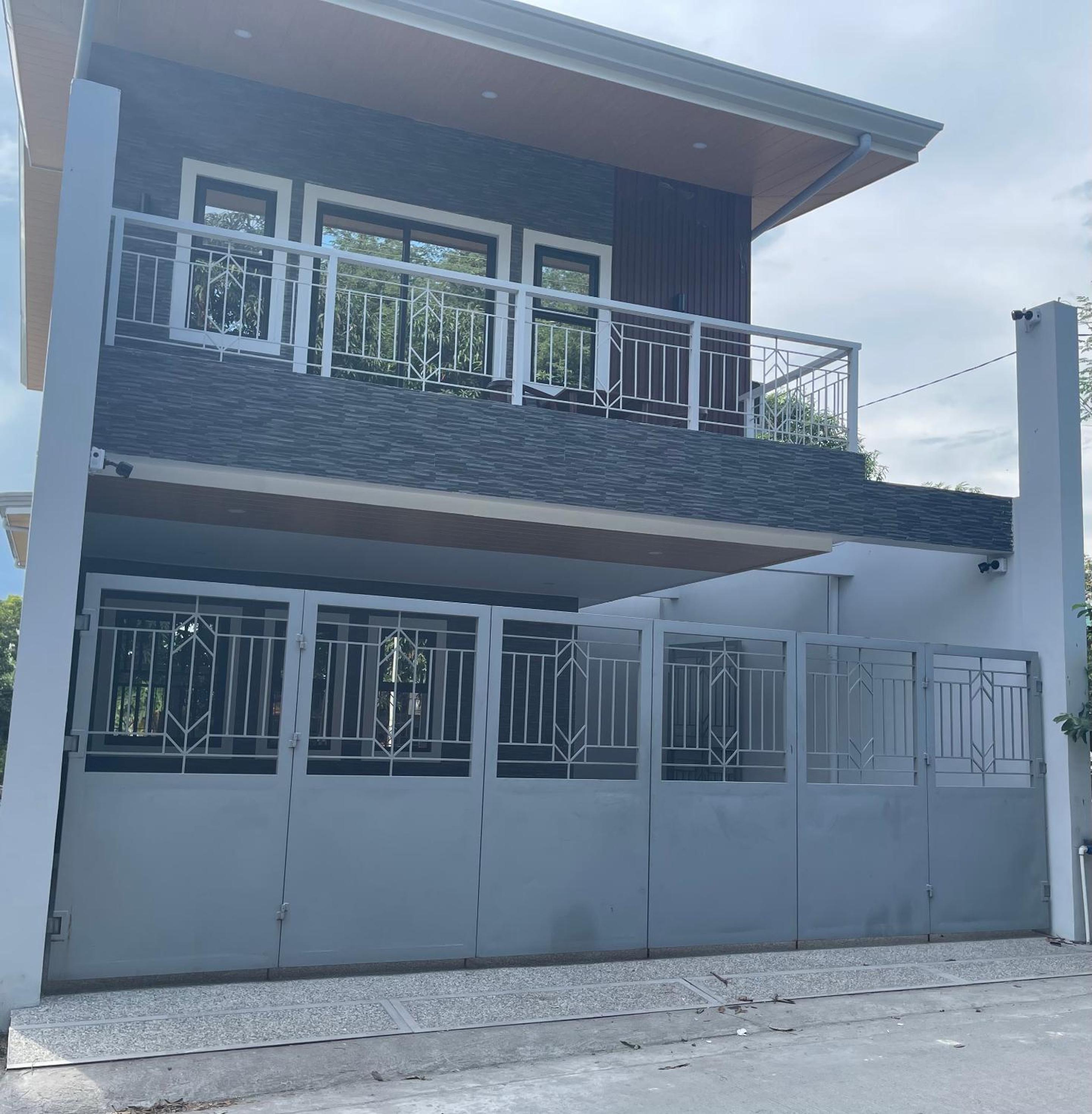 Three-Bedroom House photo 2