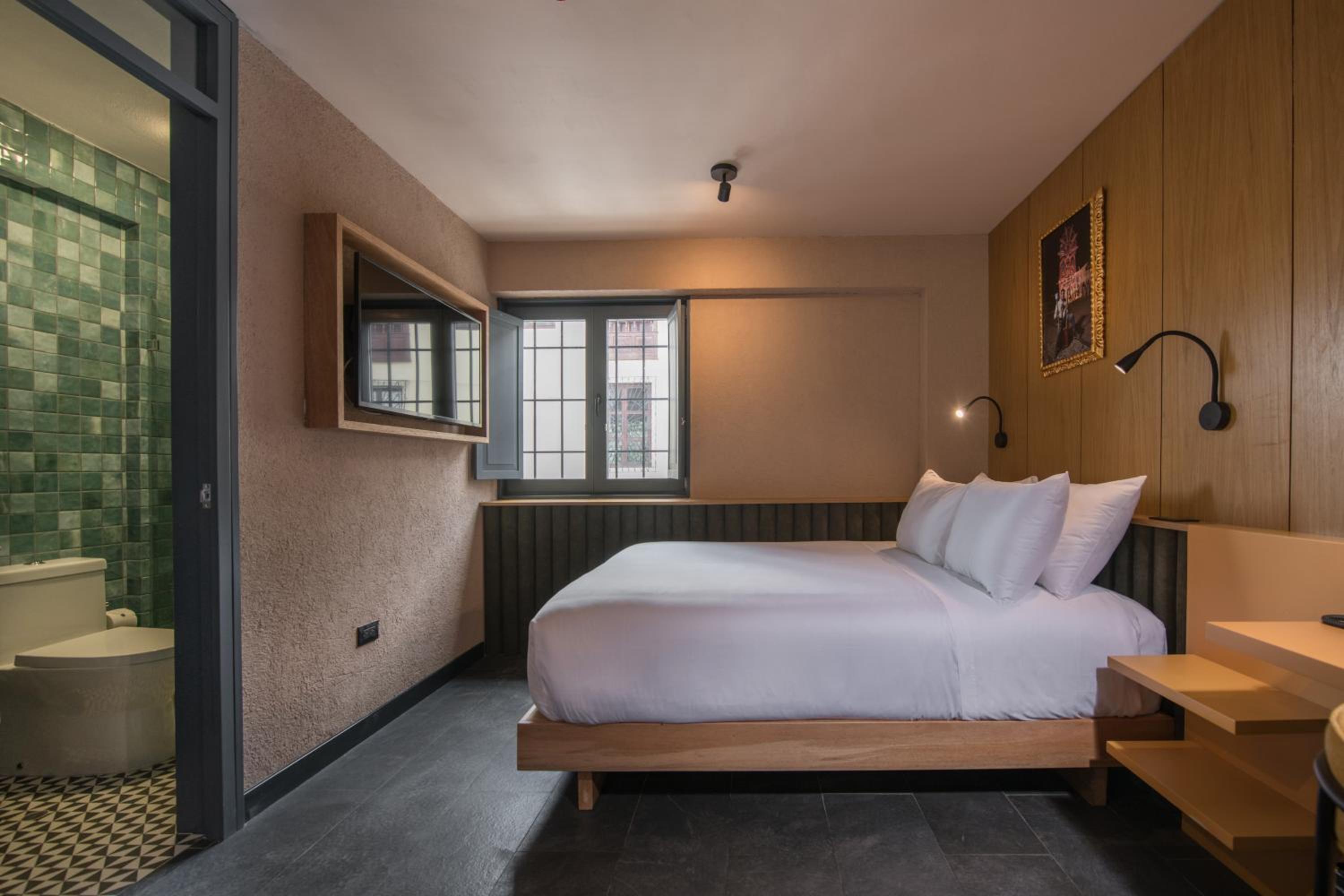 Queen Room with Roll-in Shower - Mobility Accessible - Photo 7