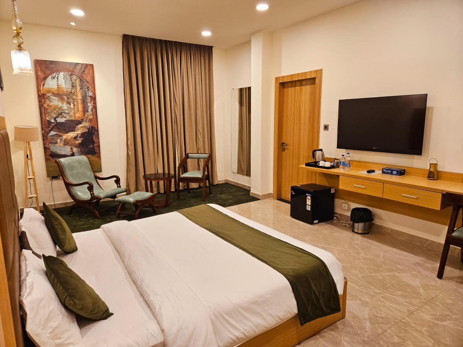 Suite - Photo 1