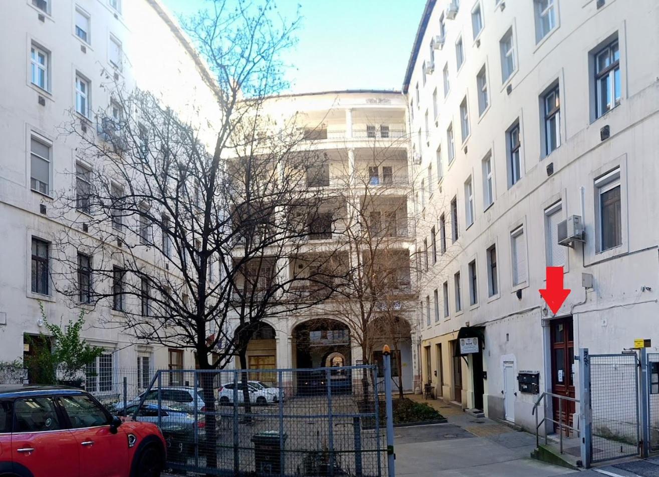 Apartment with Balcony - Photo 2
