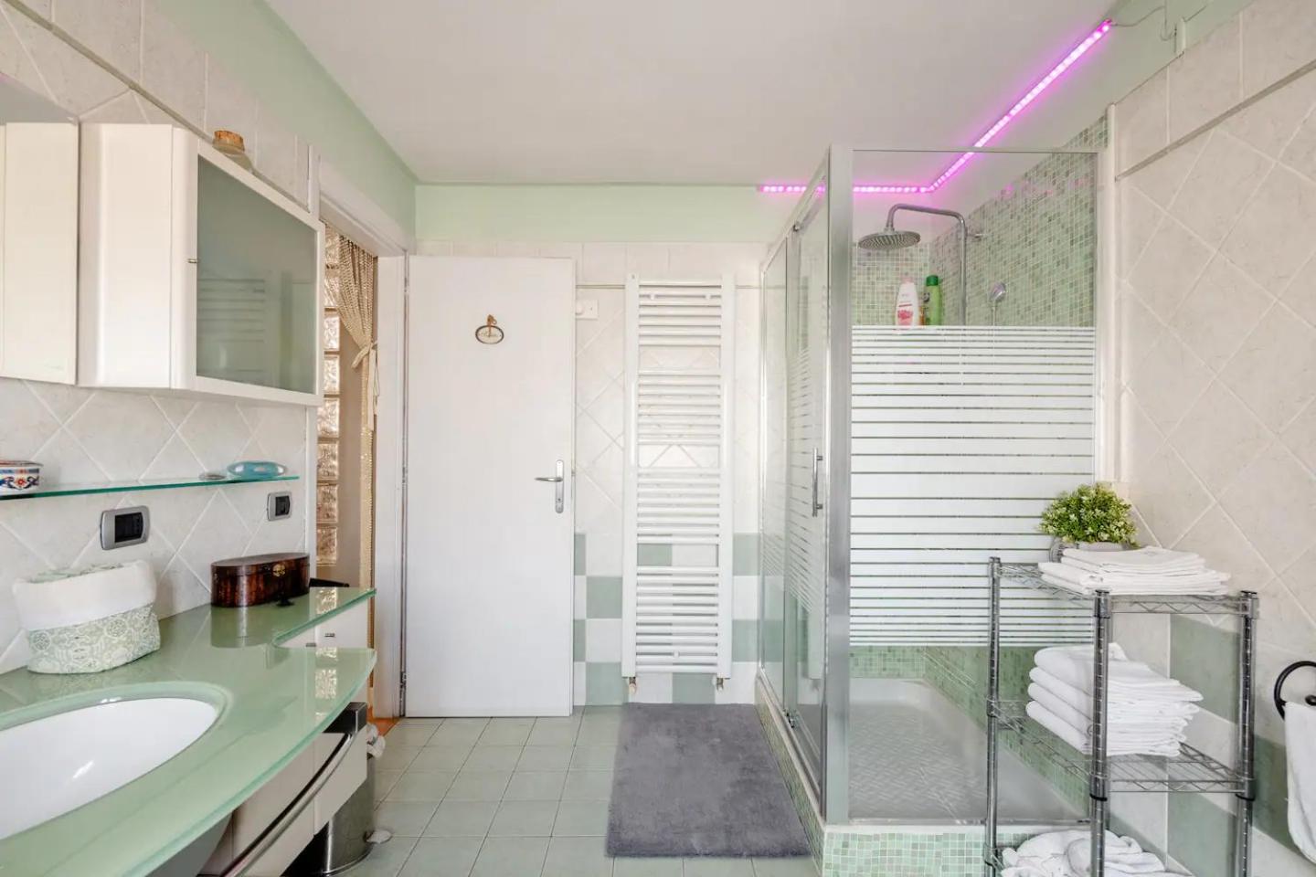 Double Room with Private Bathroom - Photo 11