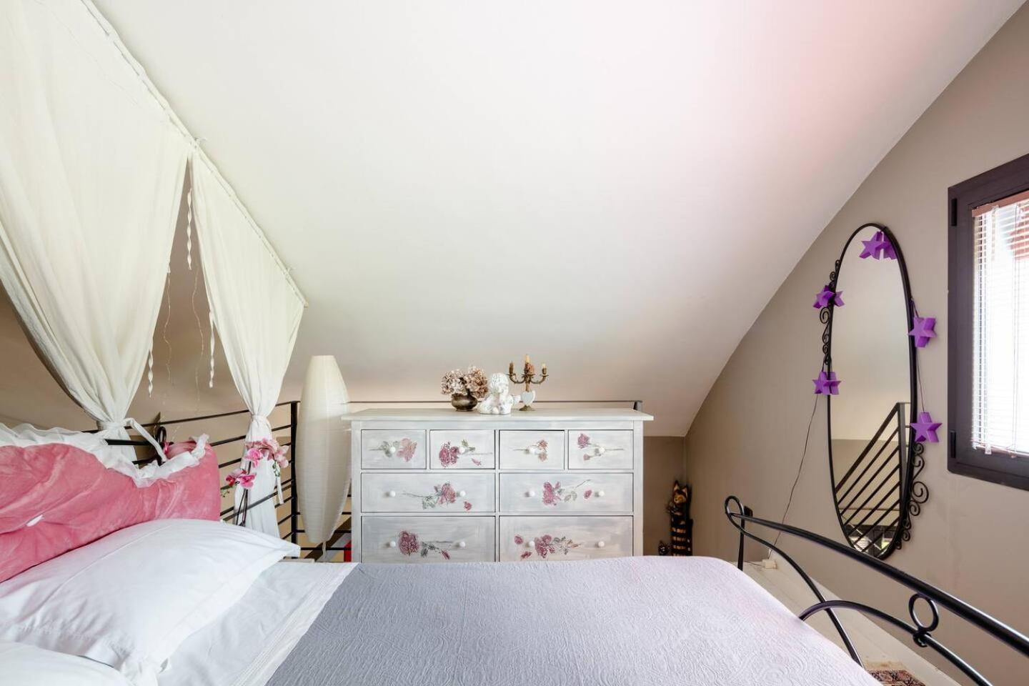 Double Room with Shared Bathroom - Split Level photo 2