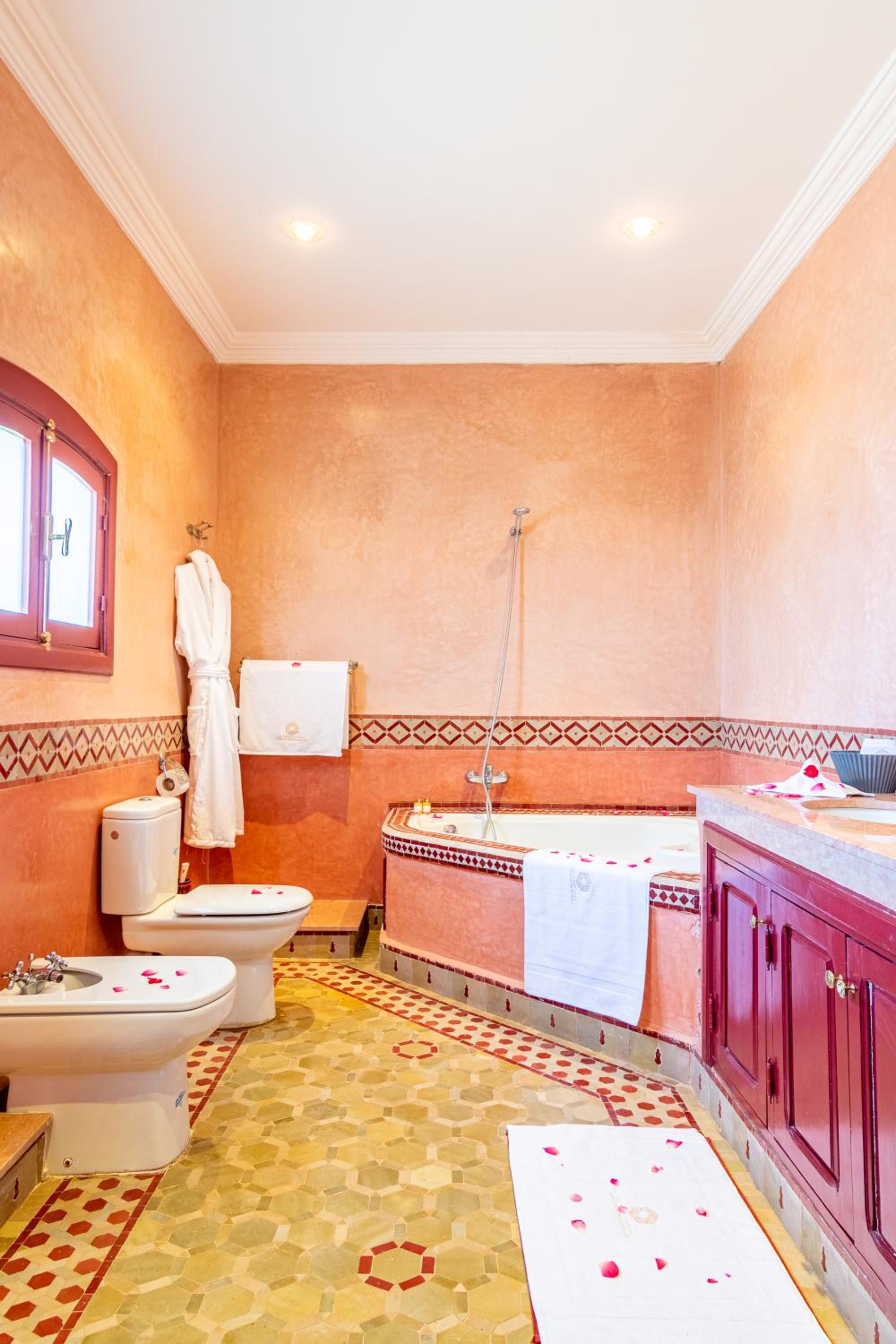 Suite with Pool View - Photo 14