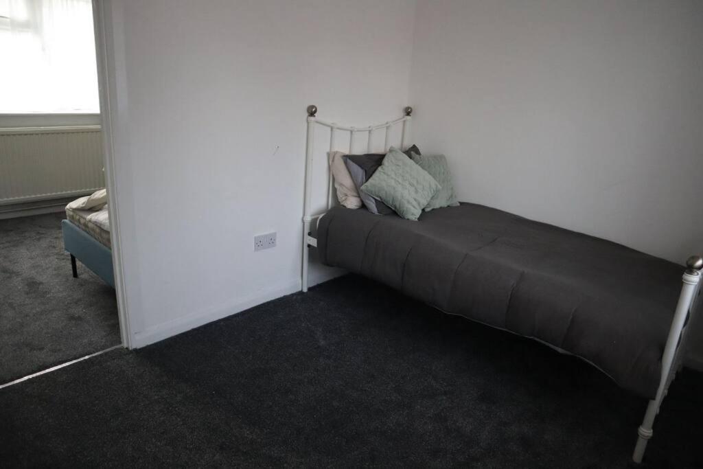 Three-Bedroom House photo 2