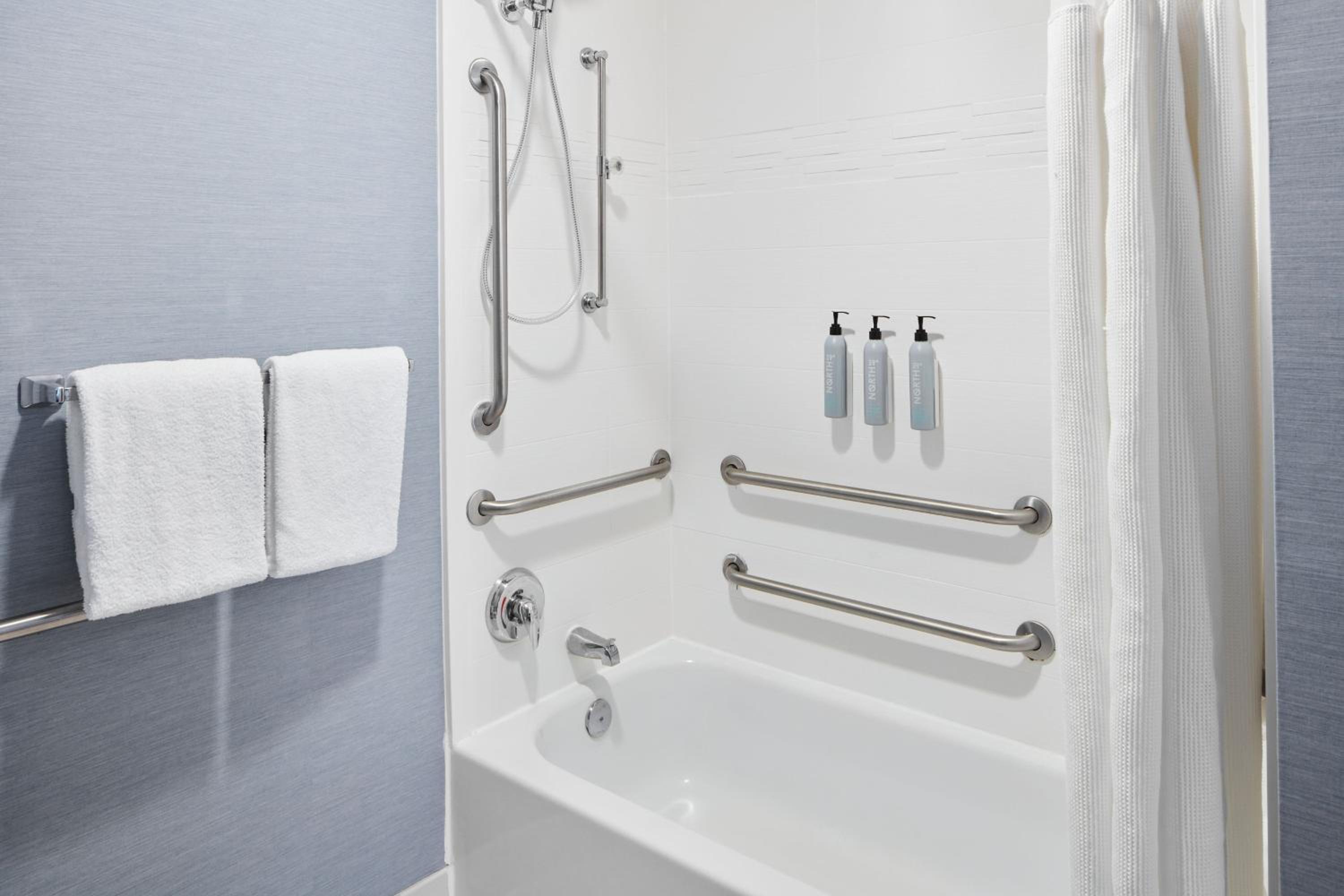King Studio with Sofa Bed and Adapted Tub - Mobility Accessible photo 3