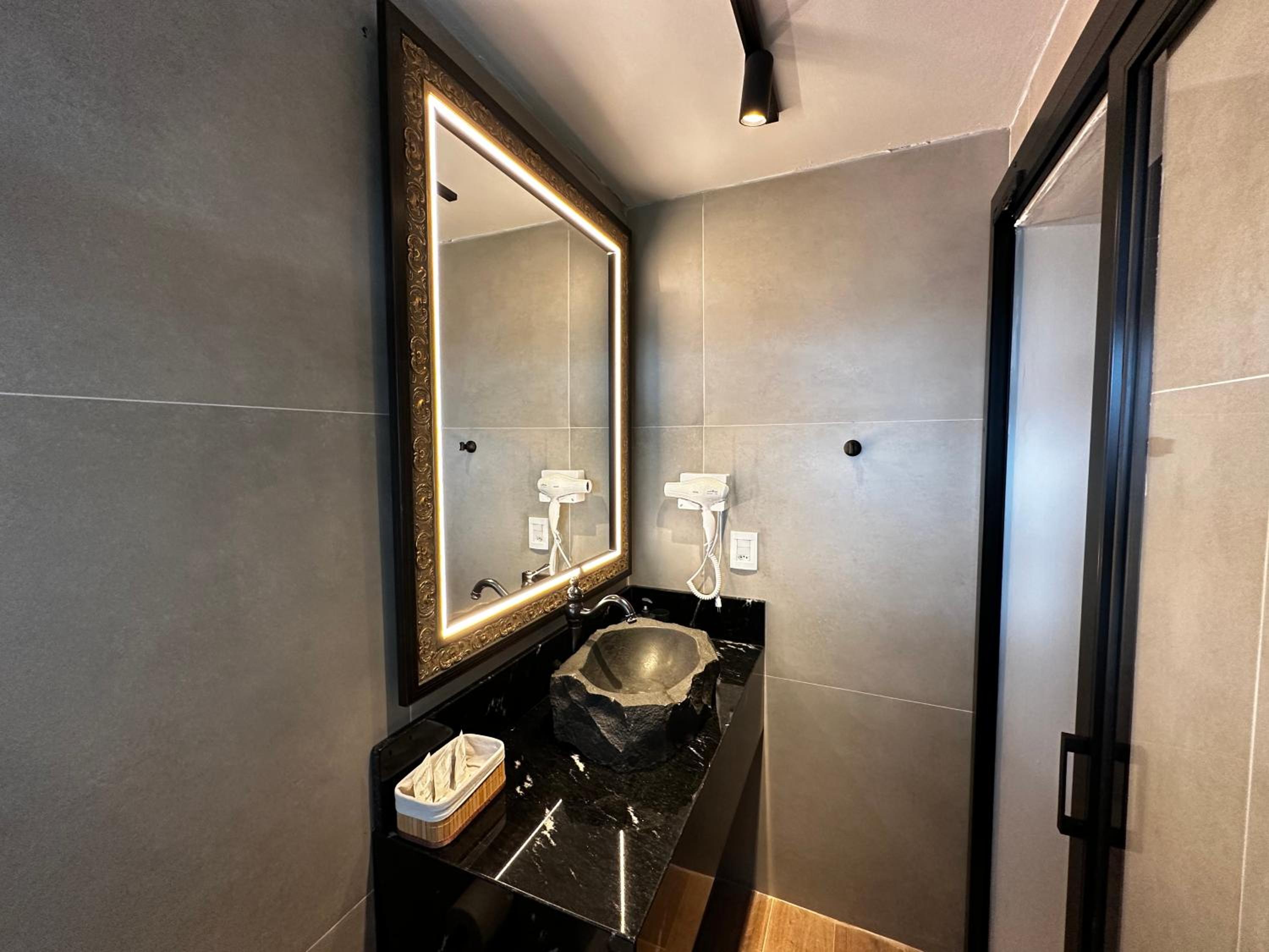 Superior Suite - Photo 14
