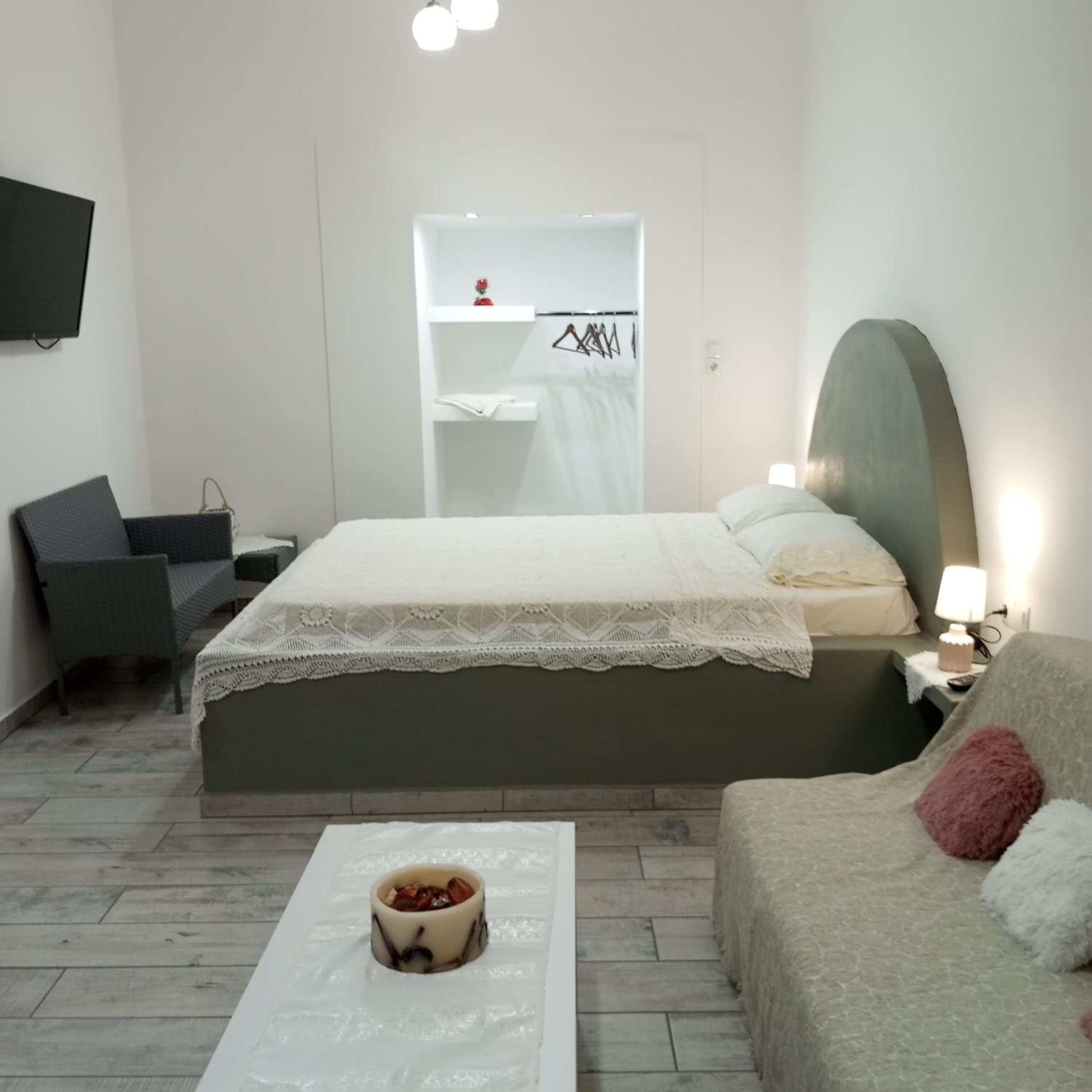 One-Bedroom Apartment photo 1