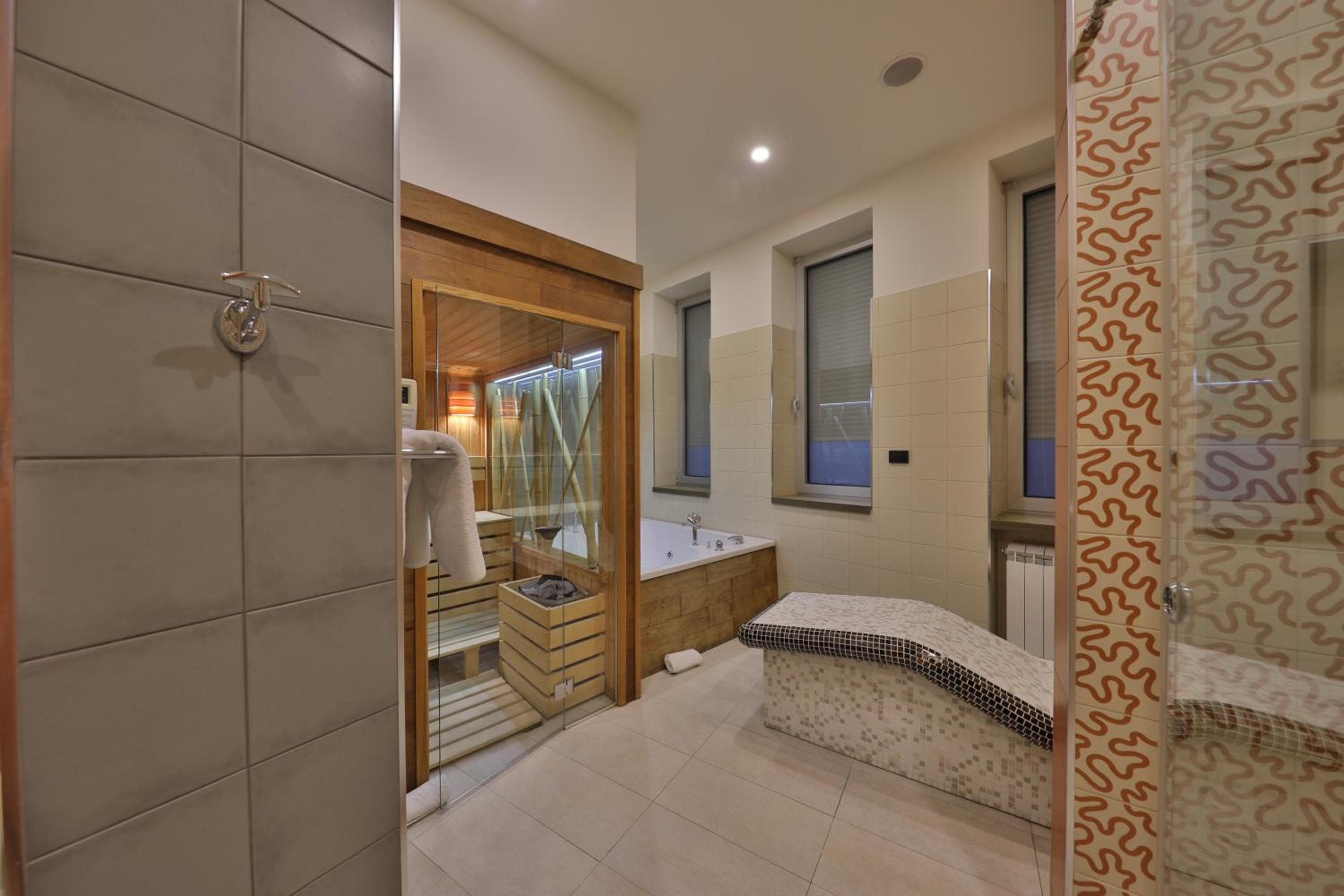 Suite with Hot Tub and Sauna - Free Parking - Photo 24
