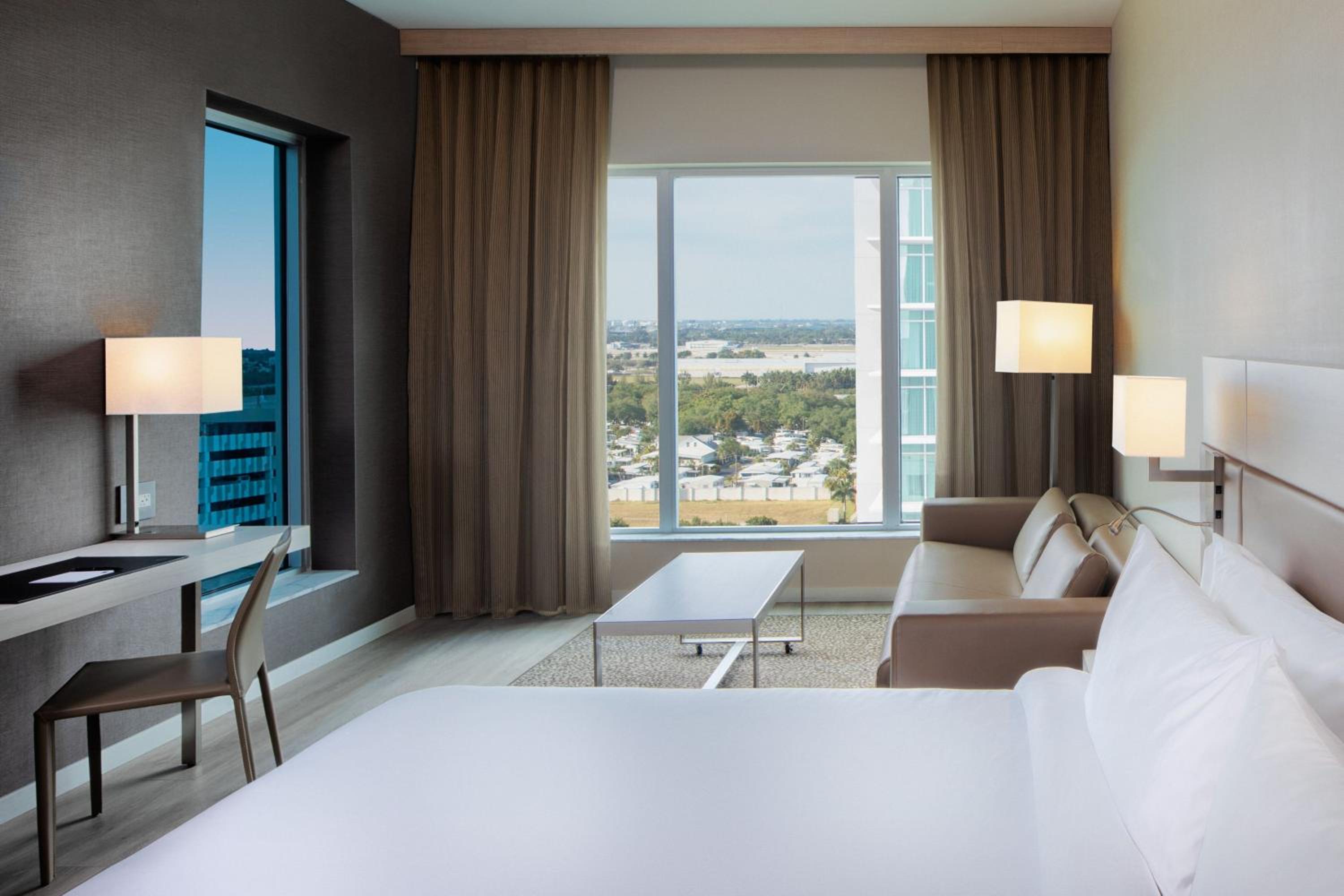 Premium Corner King Room with Sofa Bed and Promenade View - Photo 4