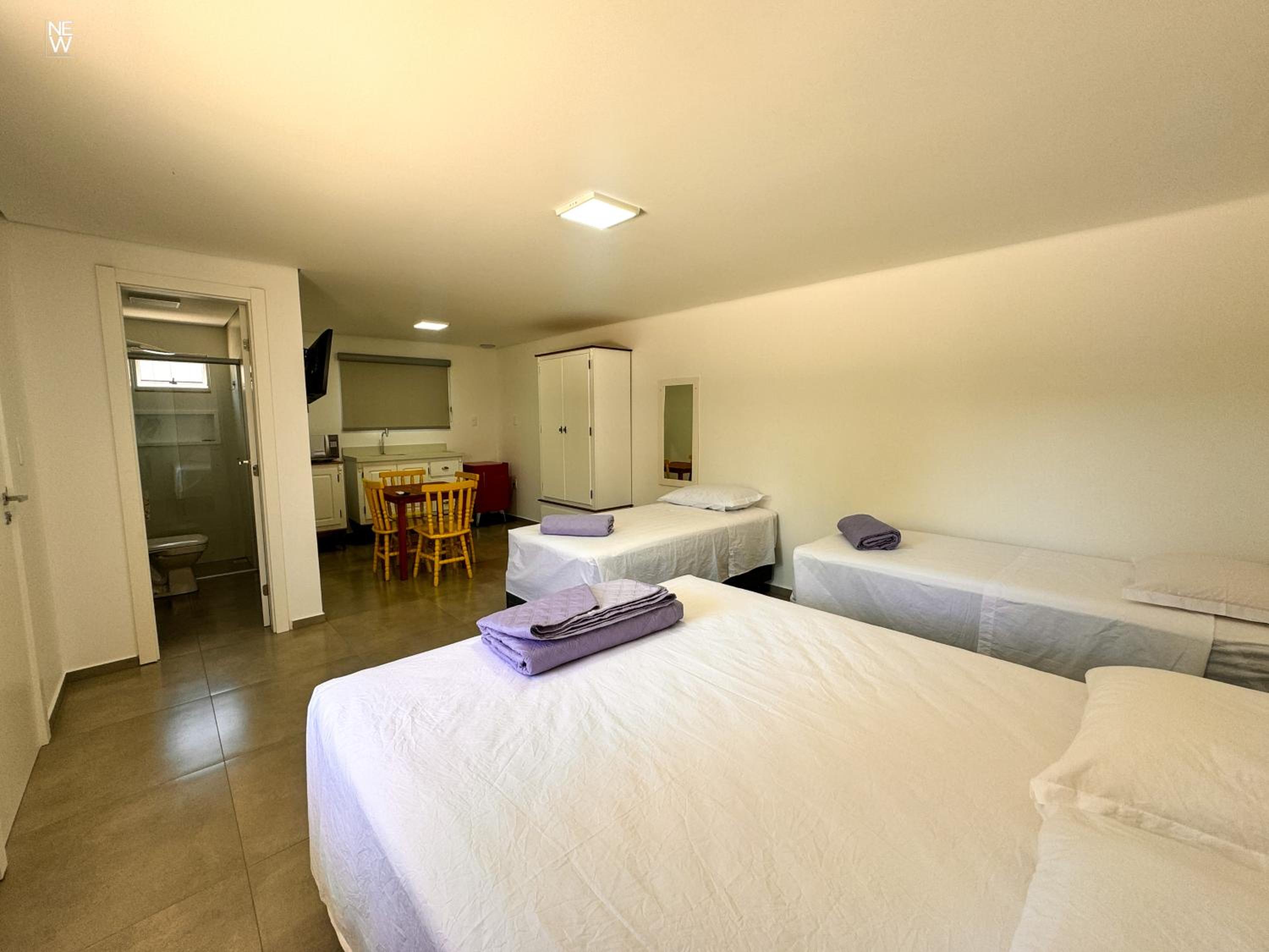 Quadruple Room with Private Bathroom - Photo 7