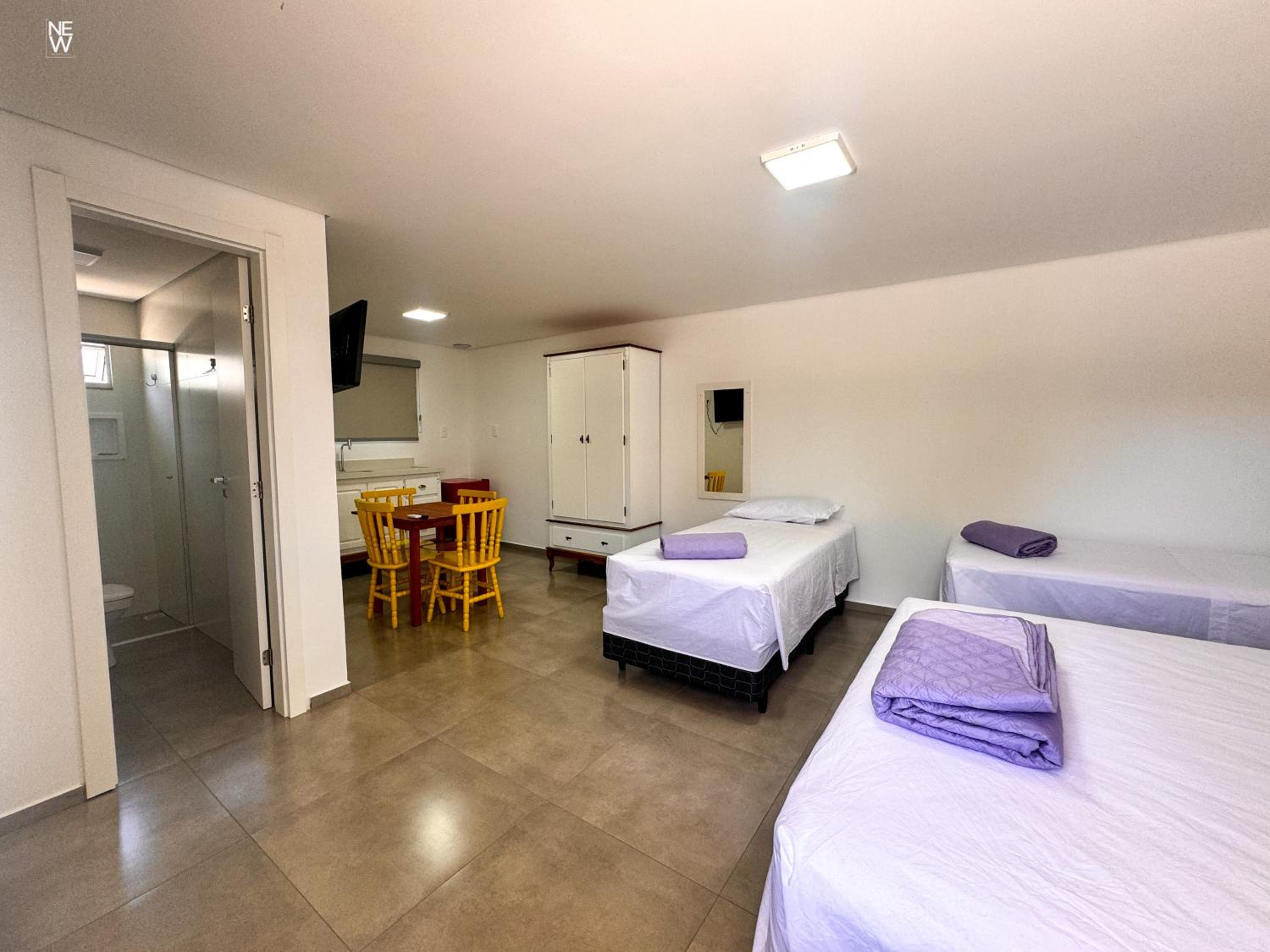 Quadruple Room with Private Bathroom - Photo 8