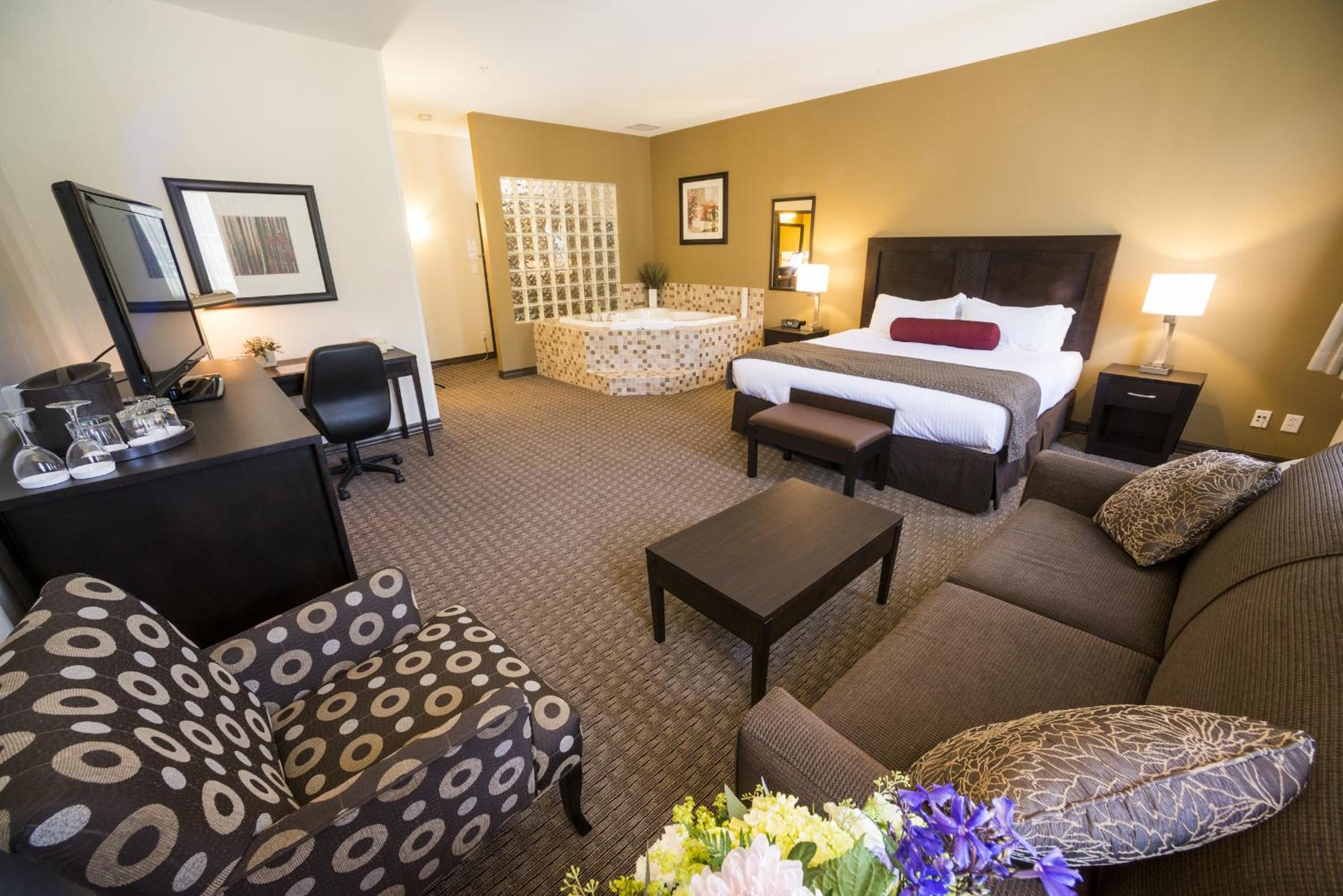 King Room with Sofa Bed and Jetted Tub - Non-Smoking