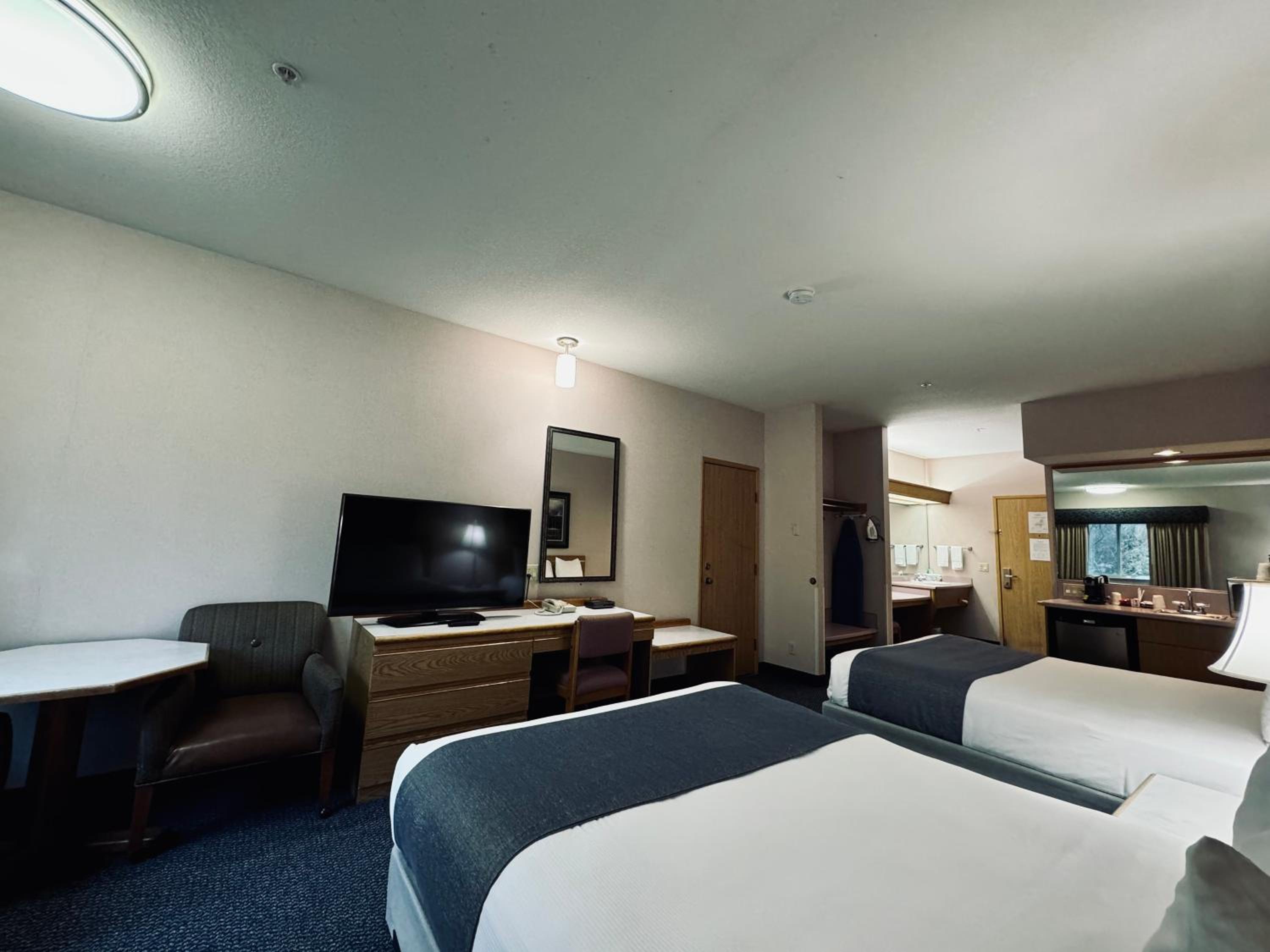 Queen Room with Two Queen Beds - Photo 2