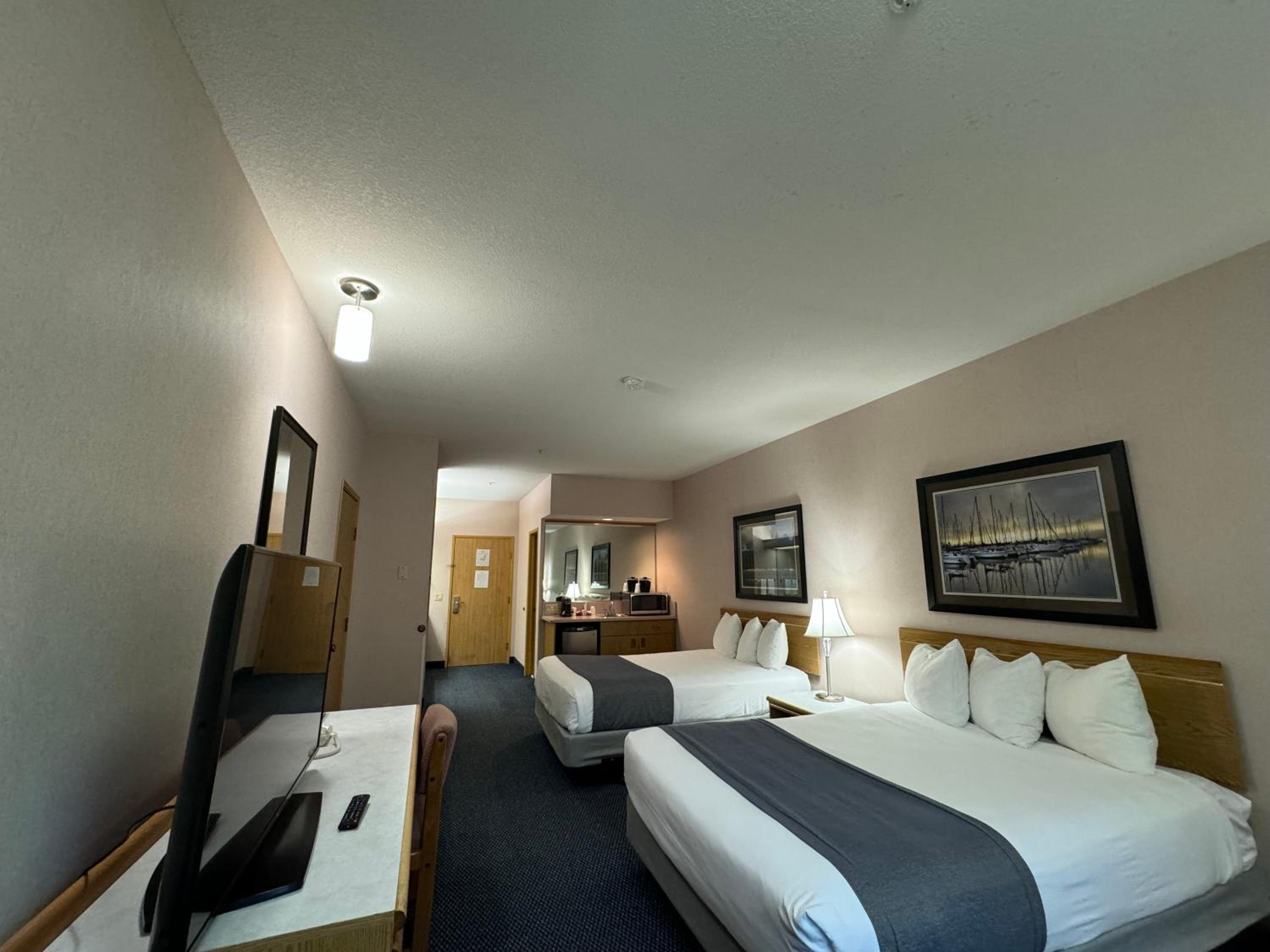 Queen Room with Two Queen Beds - Photo 3