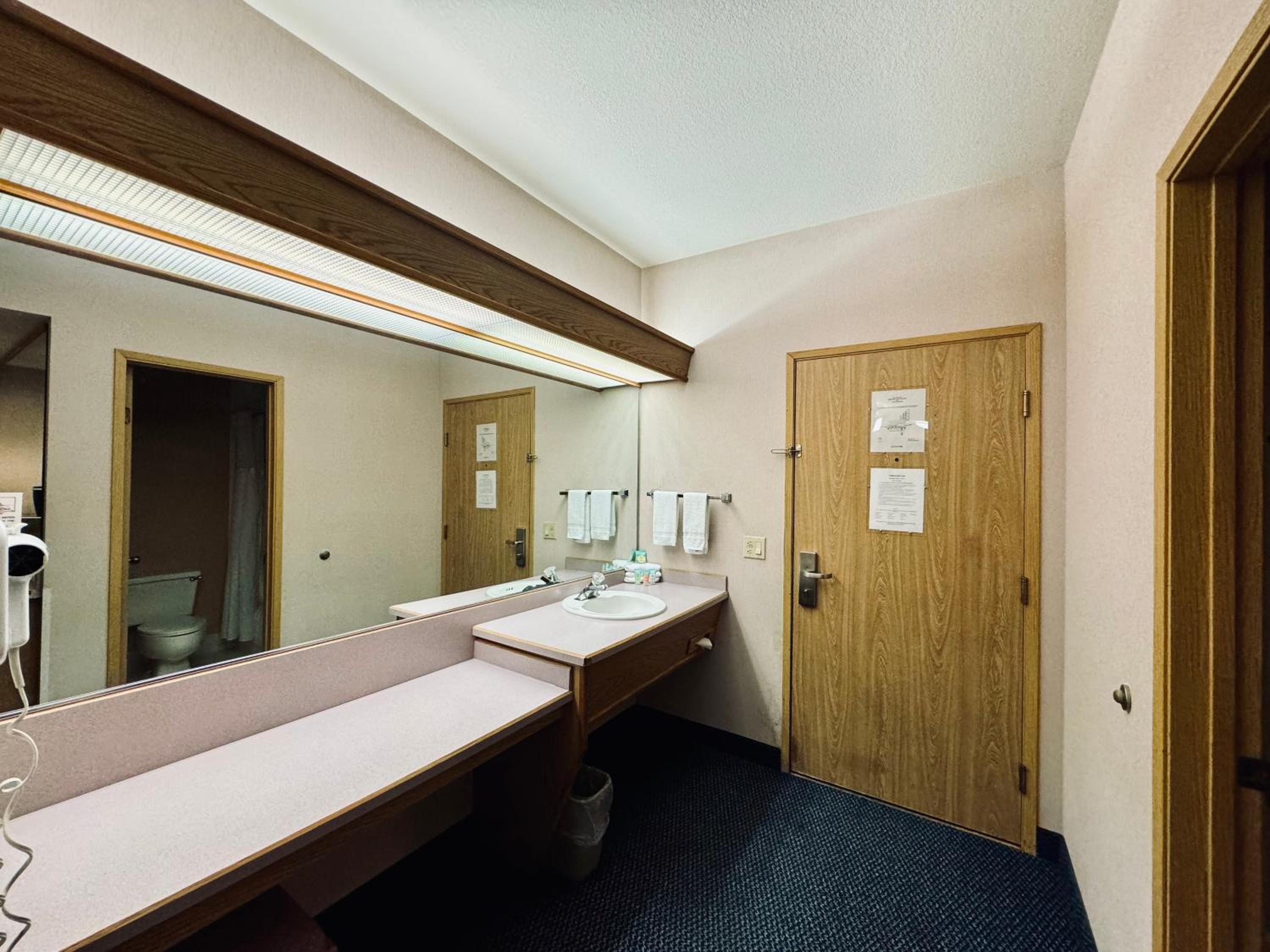 Queen Room with Two Queen Beds - Photo 6