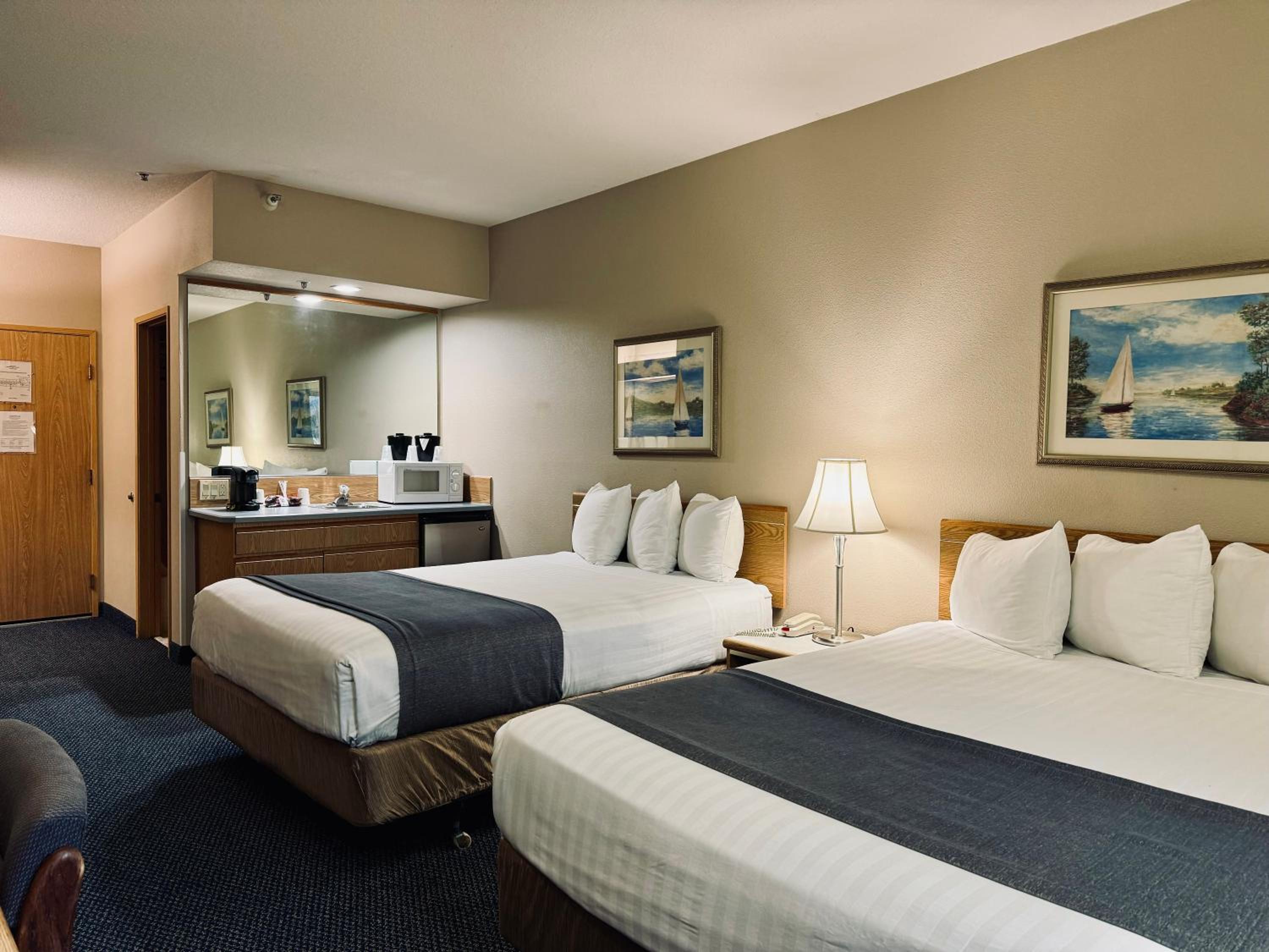 Queen Room with Two Queen Beds - Photo 9