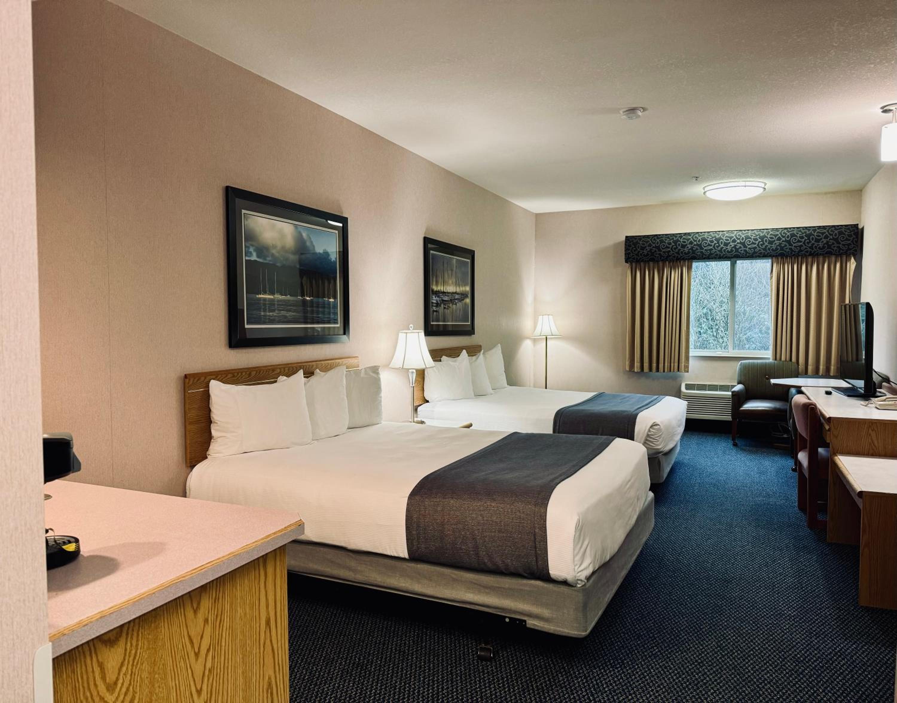 Queen Room with Two Queen Beds - Photo 10