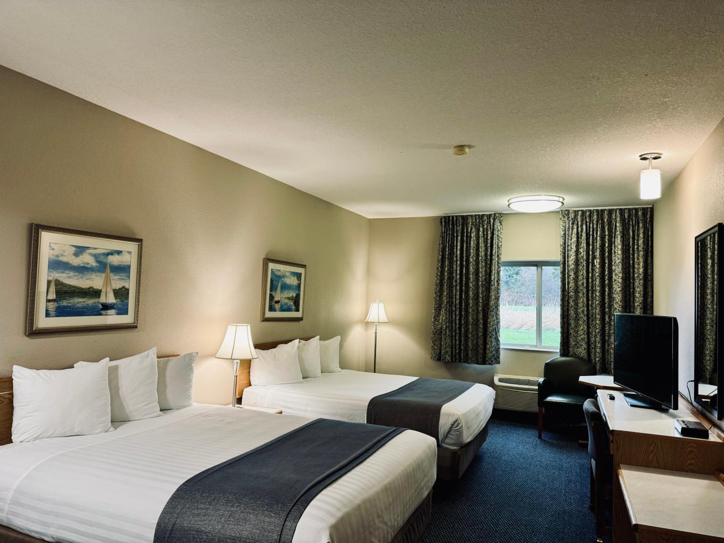 Queen Room with Two Queen Beds - Photo 8