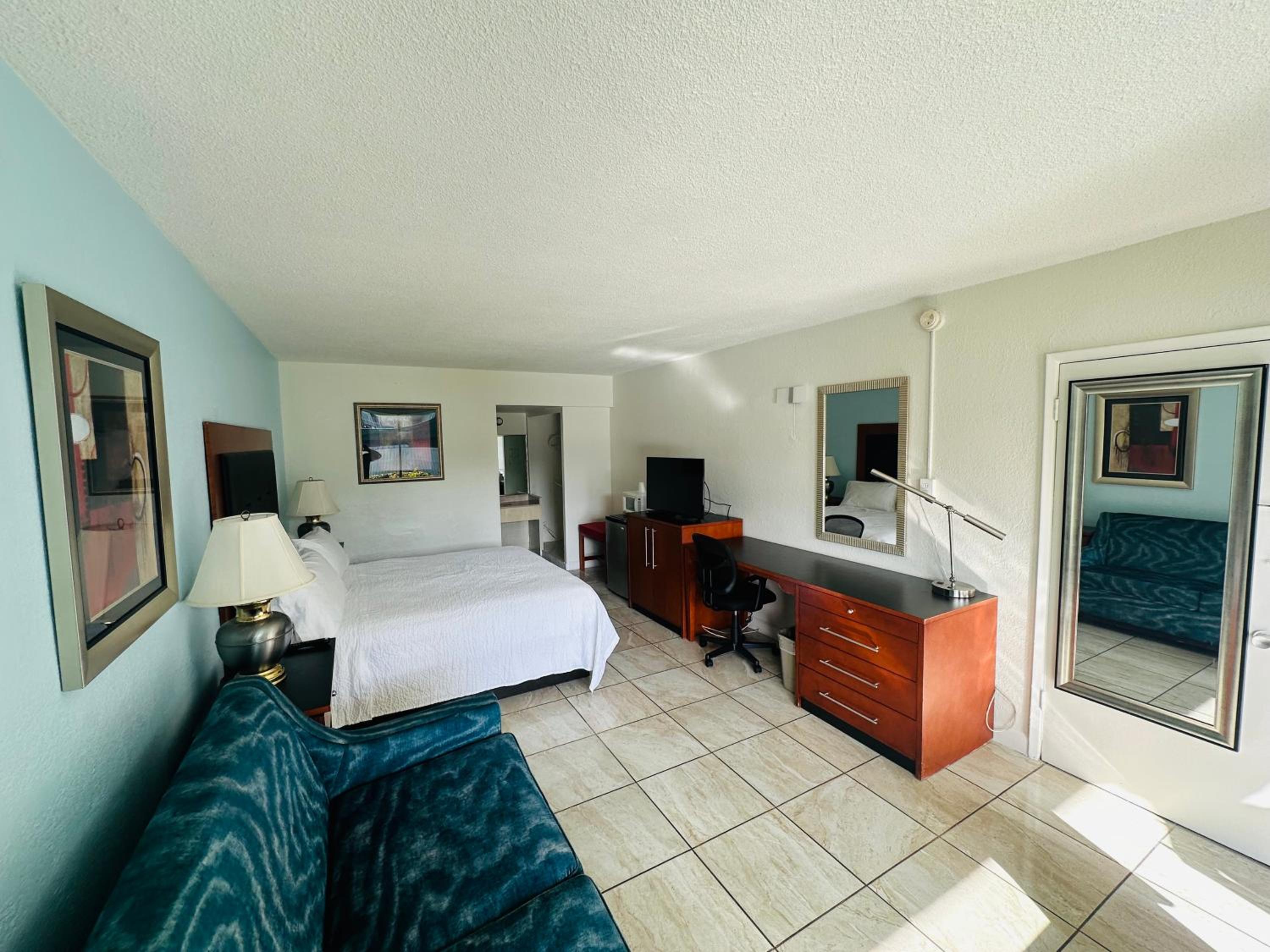 Standard King Room photo 3