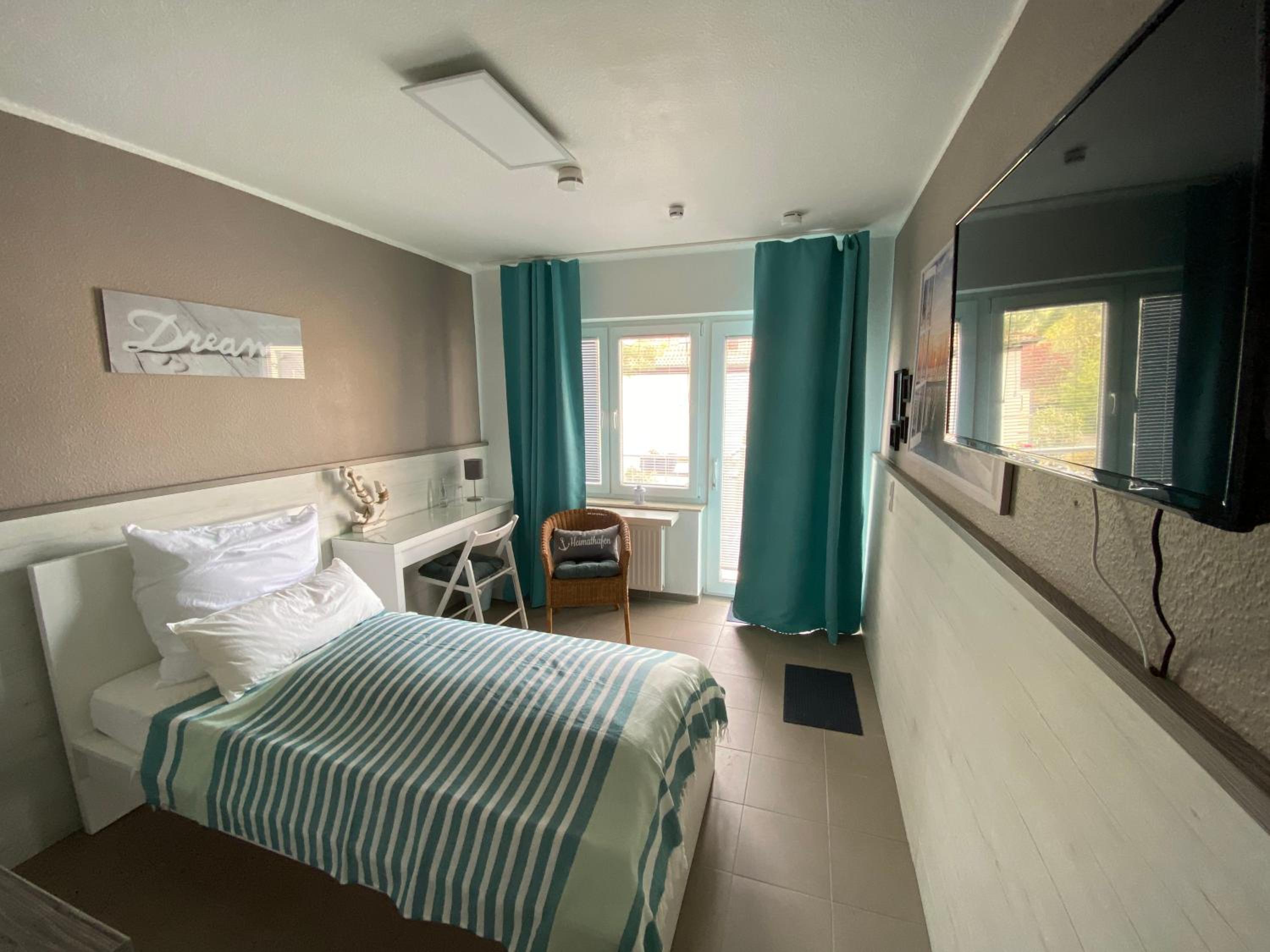 Single Room with Private Bathroom photo 2