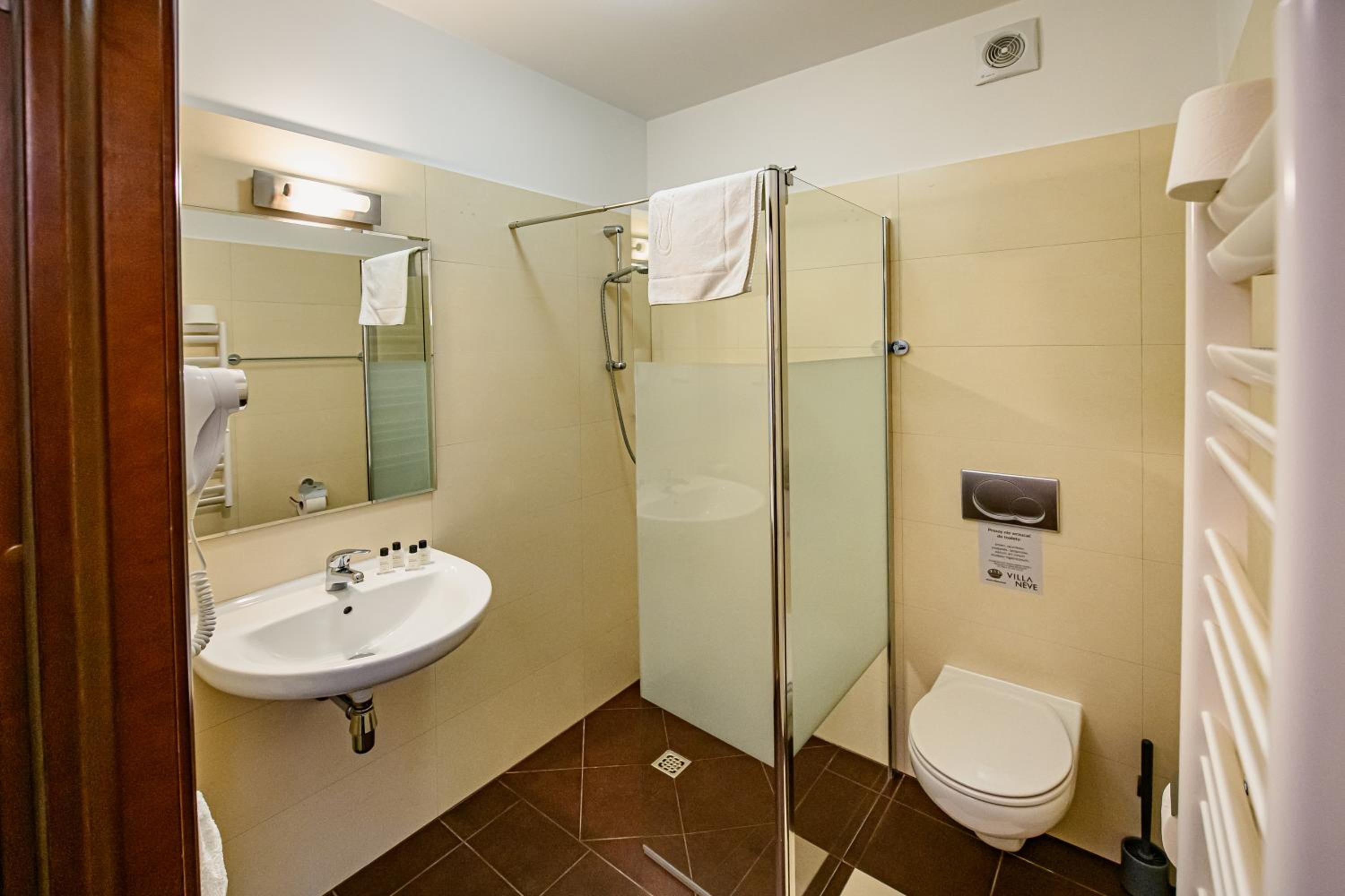 Double or Twin Room - Photo 6