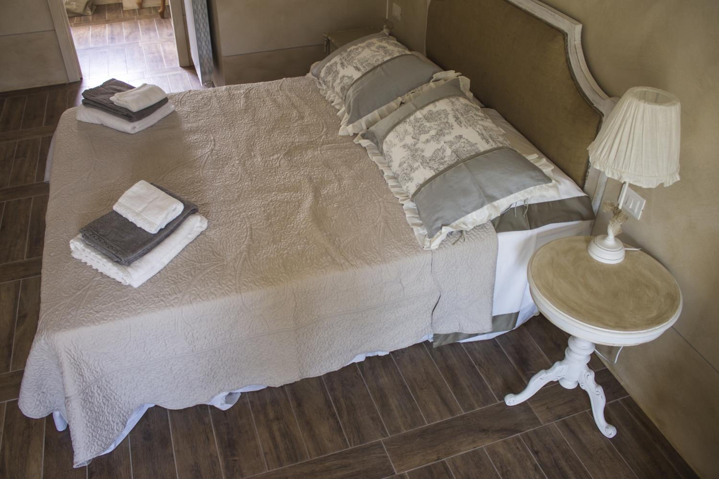 Deluxe Room - Photo 25