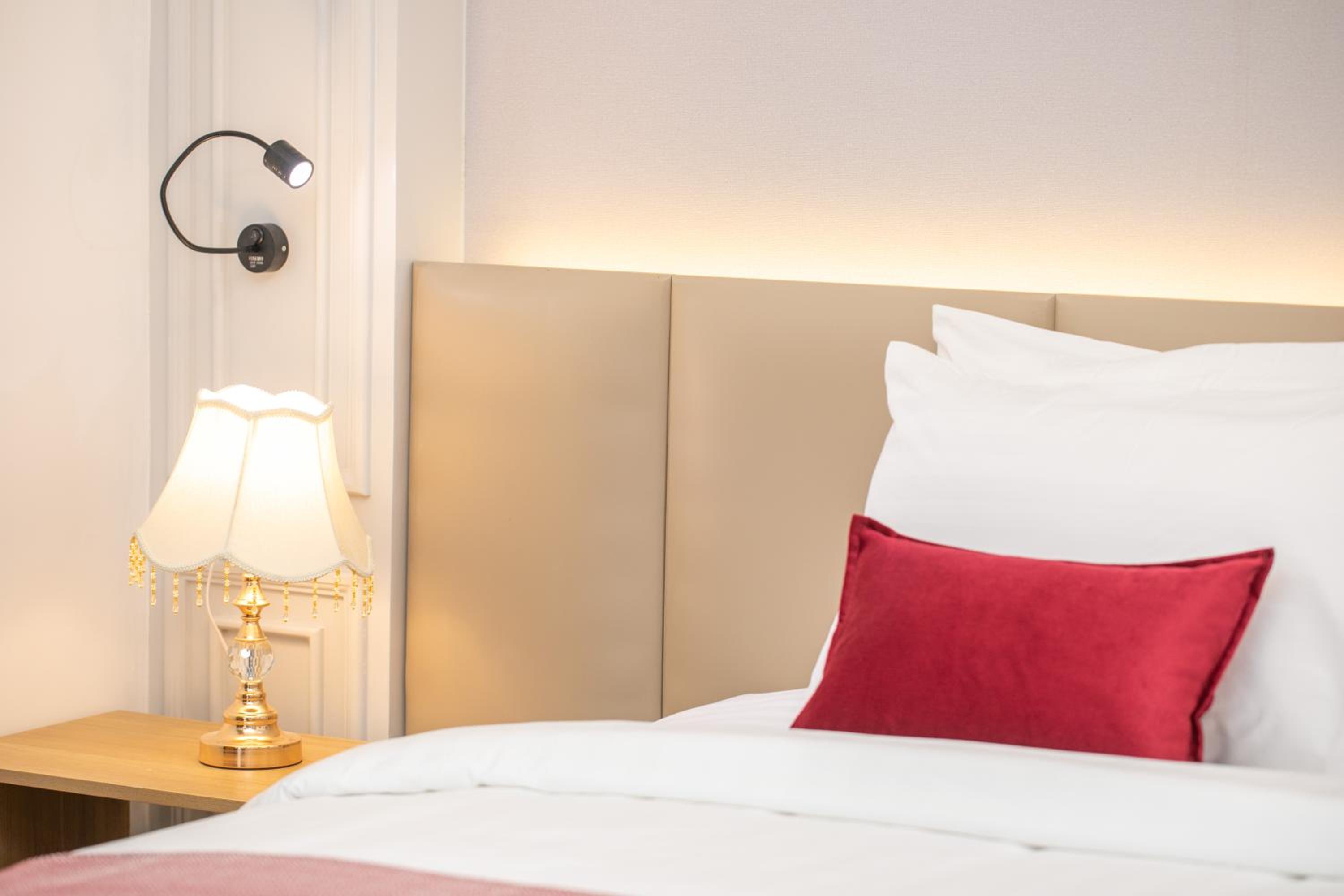 Deluxe King Room - Photo 3