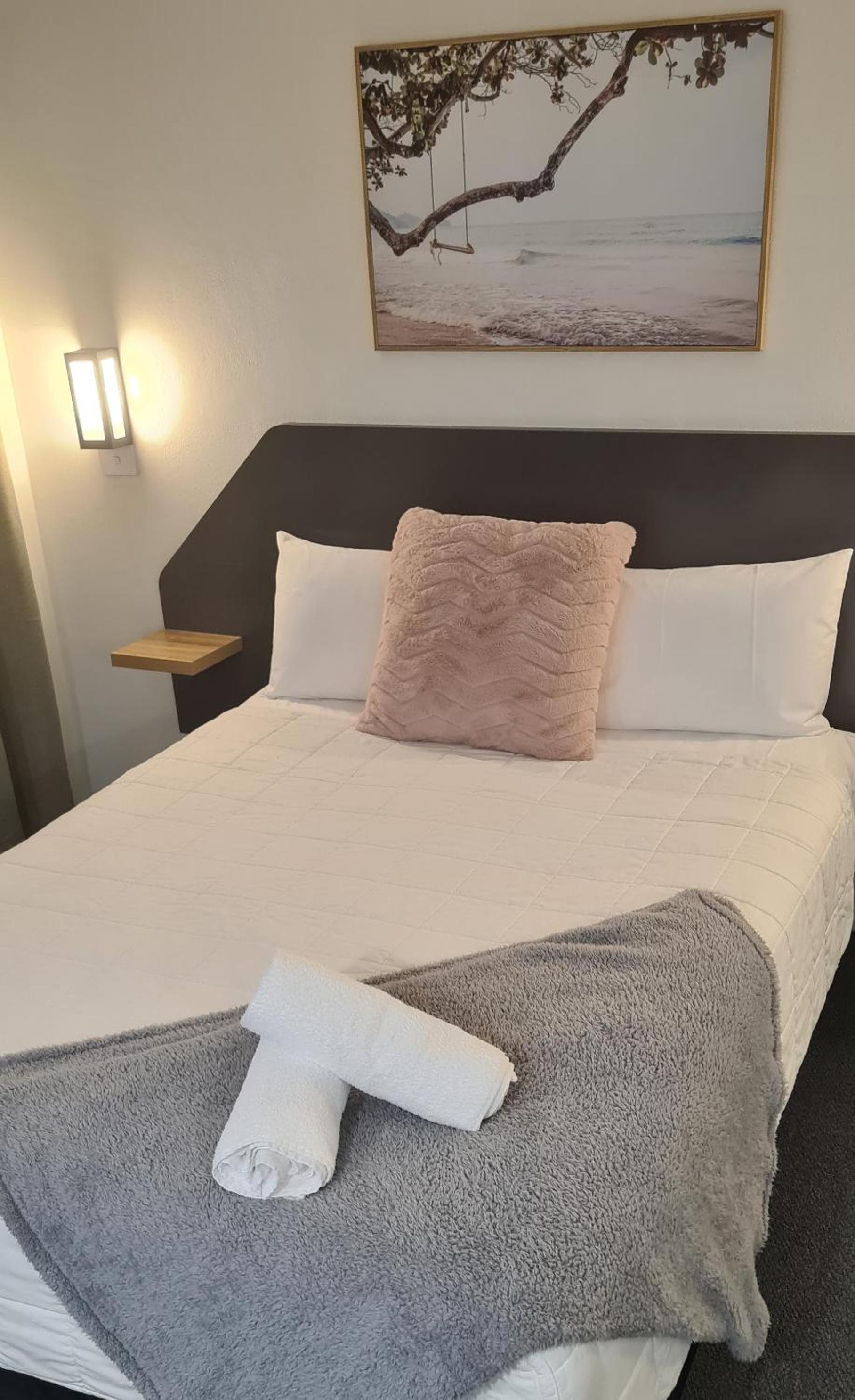 Standard Double Room - Photo 9