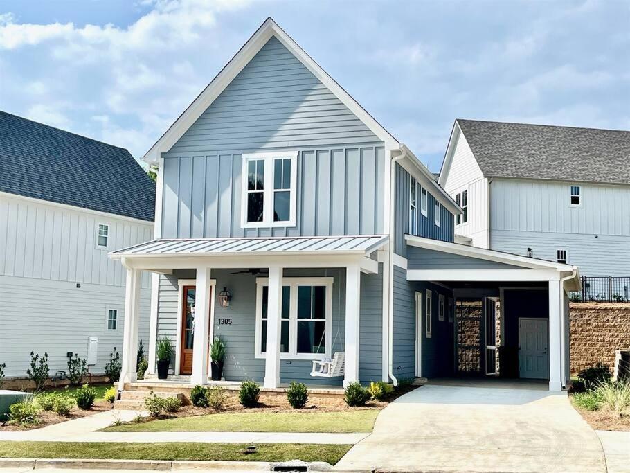 Three-Bedroom House photo 2