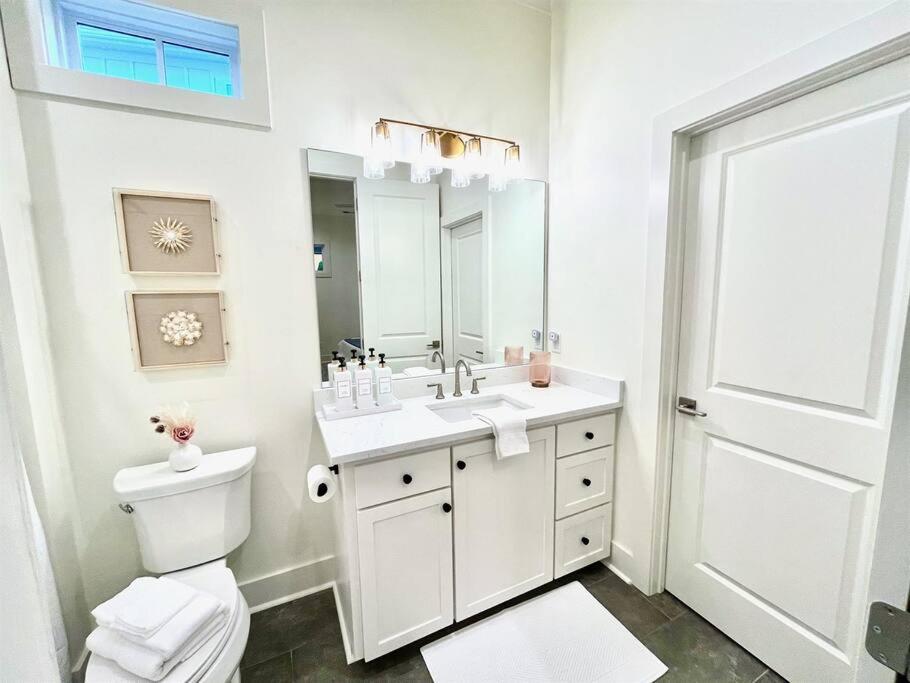 Three-Bedroom House photo 3