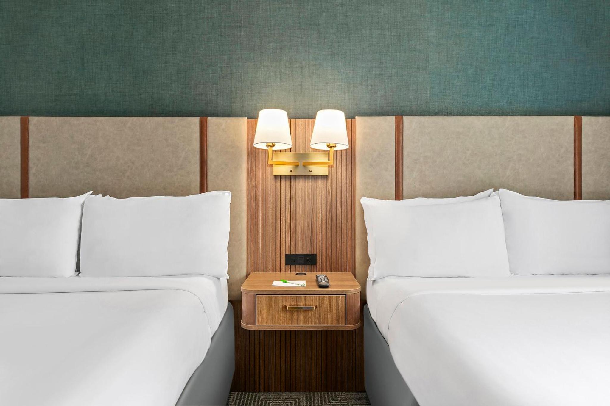 Standard Double Room with Two Double Beds and City View - Communications Accessible photo 3