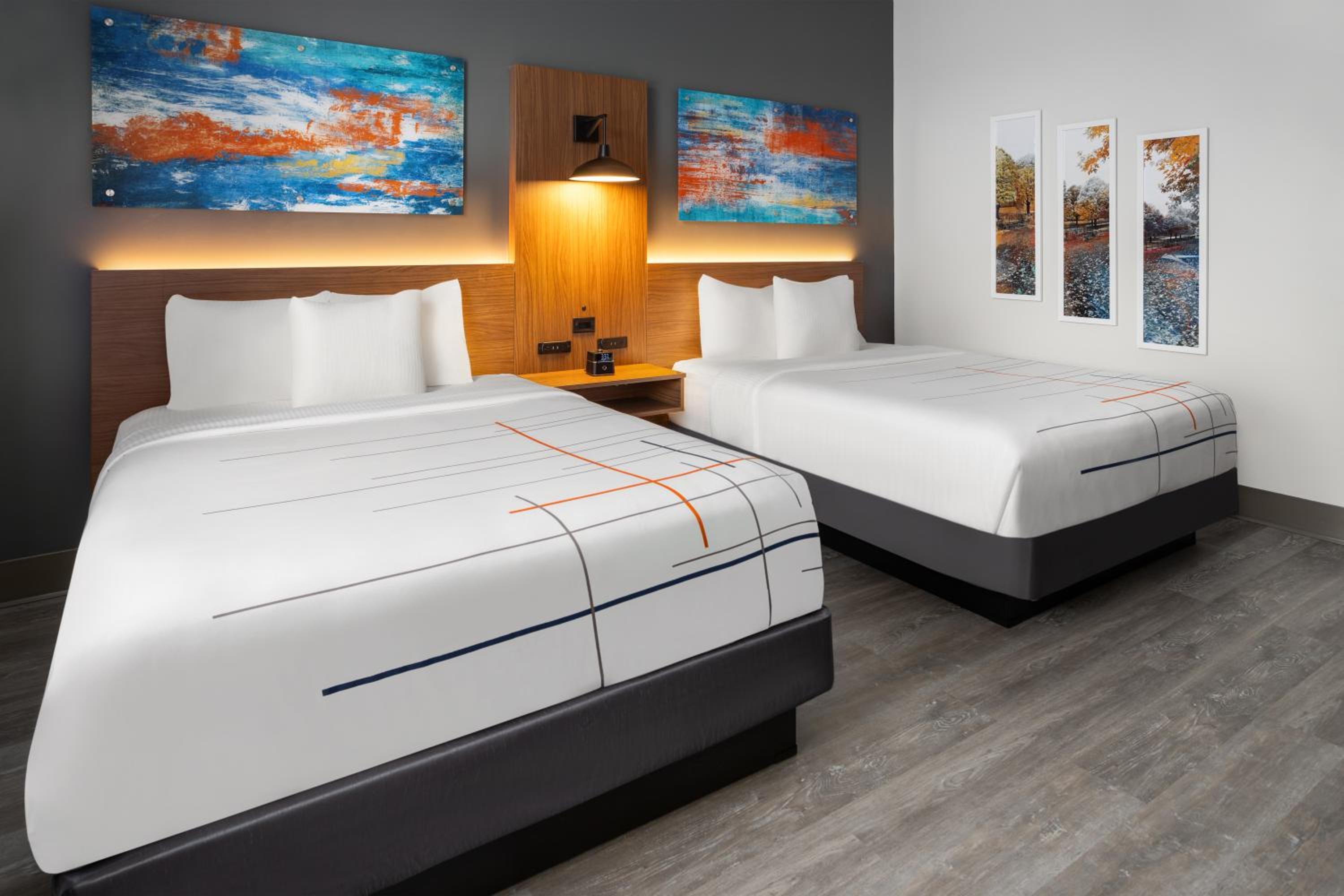 Queen Room with Two Queen Beds, Miblity Access and Bathtub with Grab Bars, Non-Smoking - Photo 3
