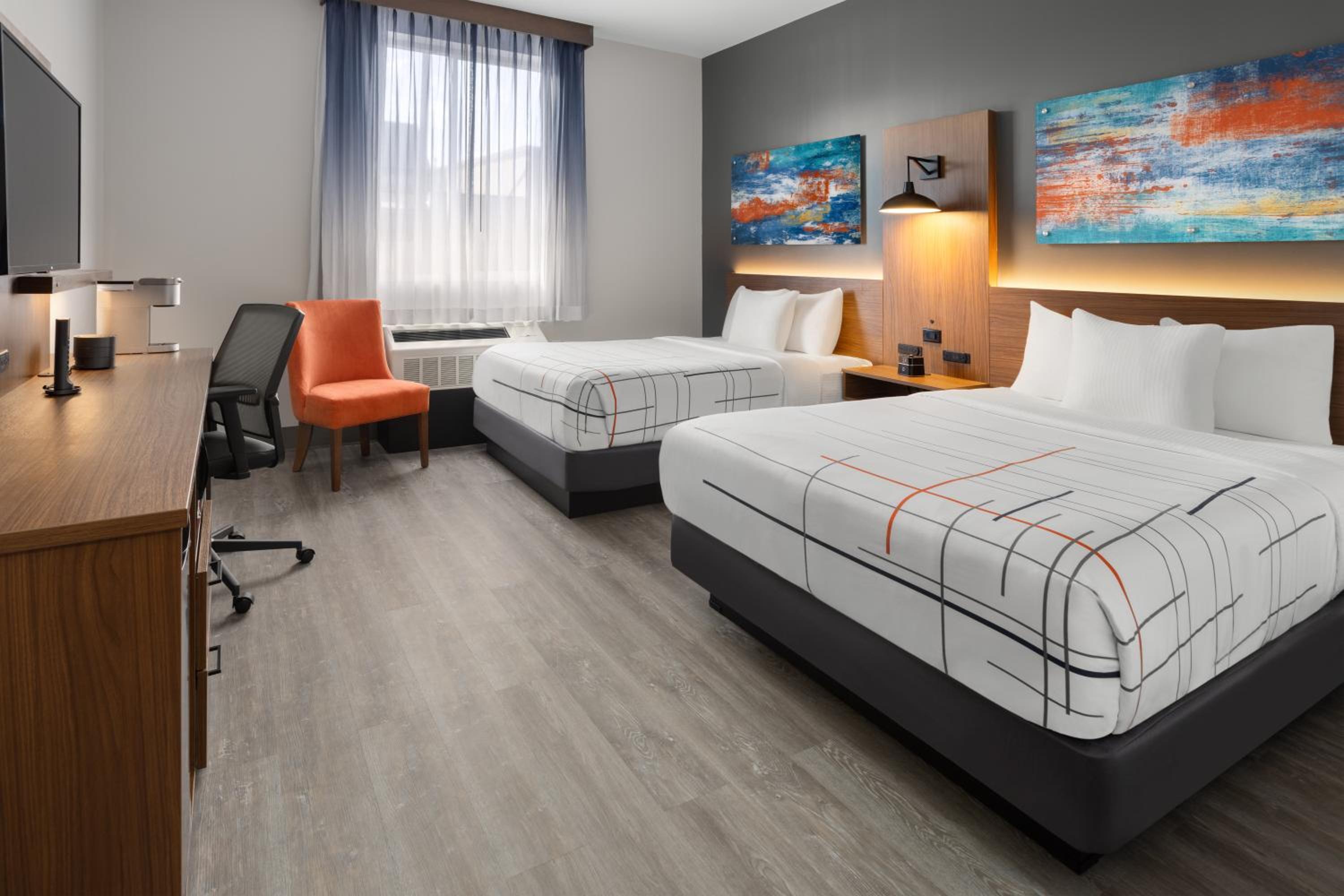 Queen Room with Two Queen Beds, Miblity Access and Bathtub with Grab Bars, Non-Smoking - Photo 4