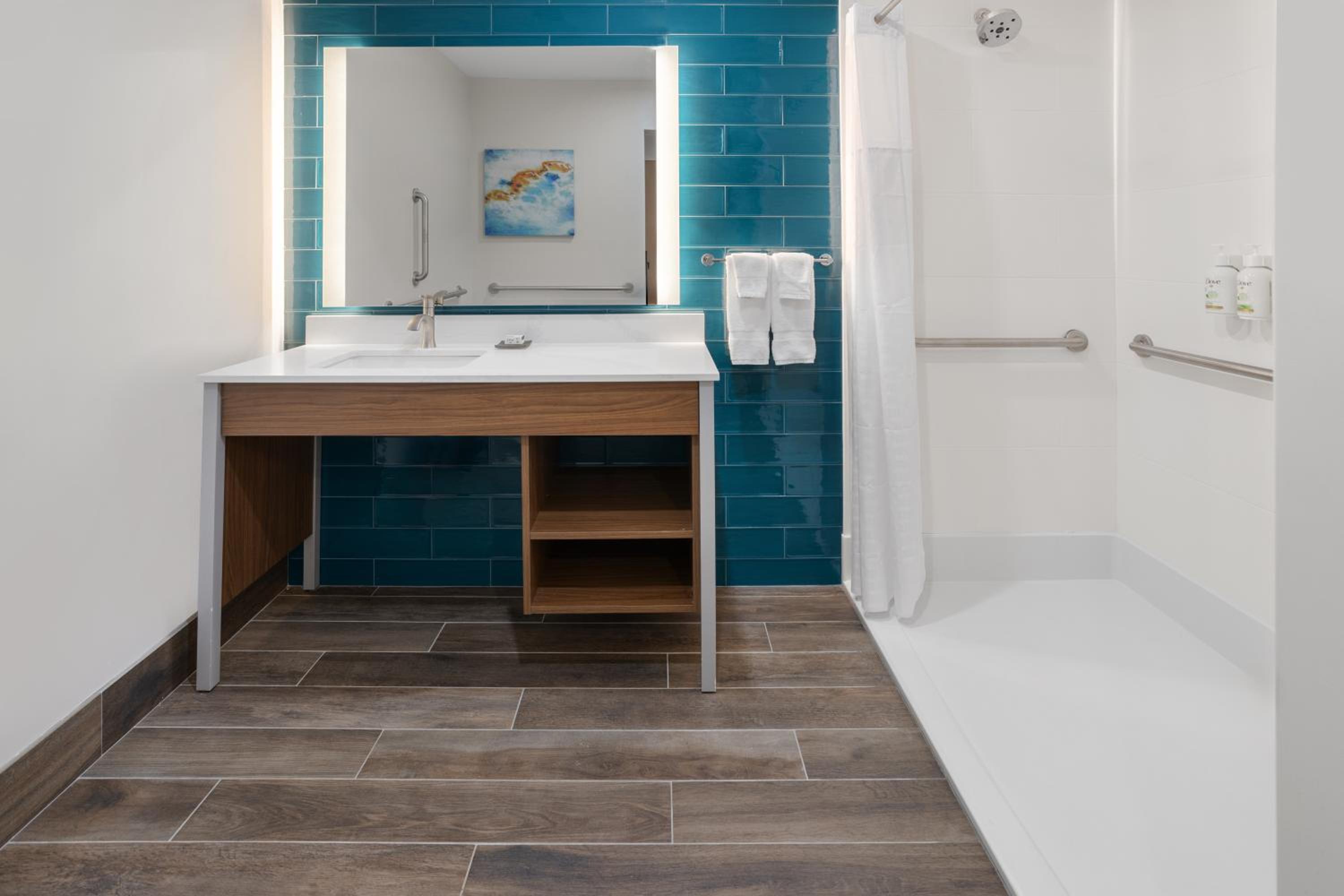 Queen Room with Two Queen Beds, Miblity Access and Bathtub with Grab Bars, Non-Smoking - Photo 2