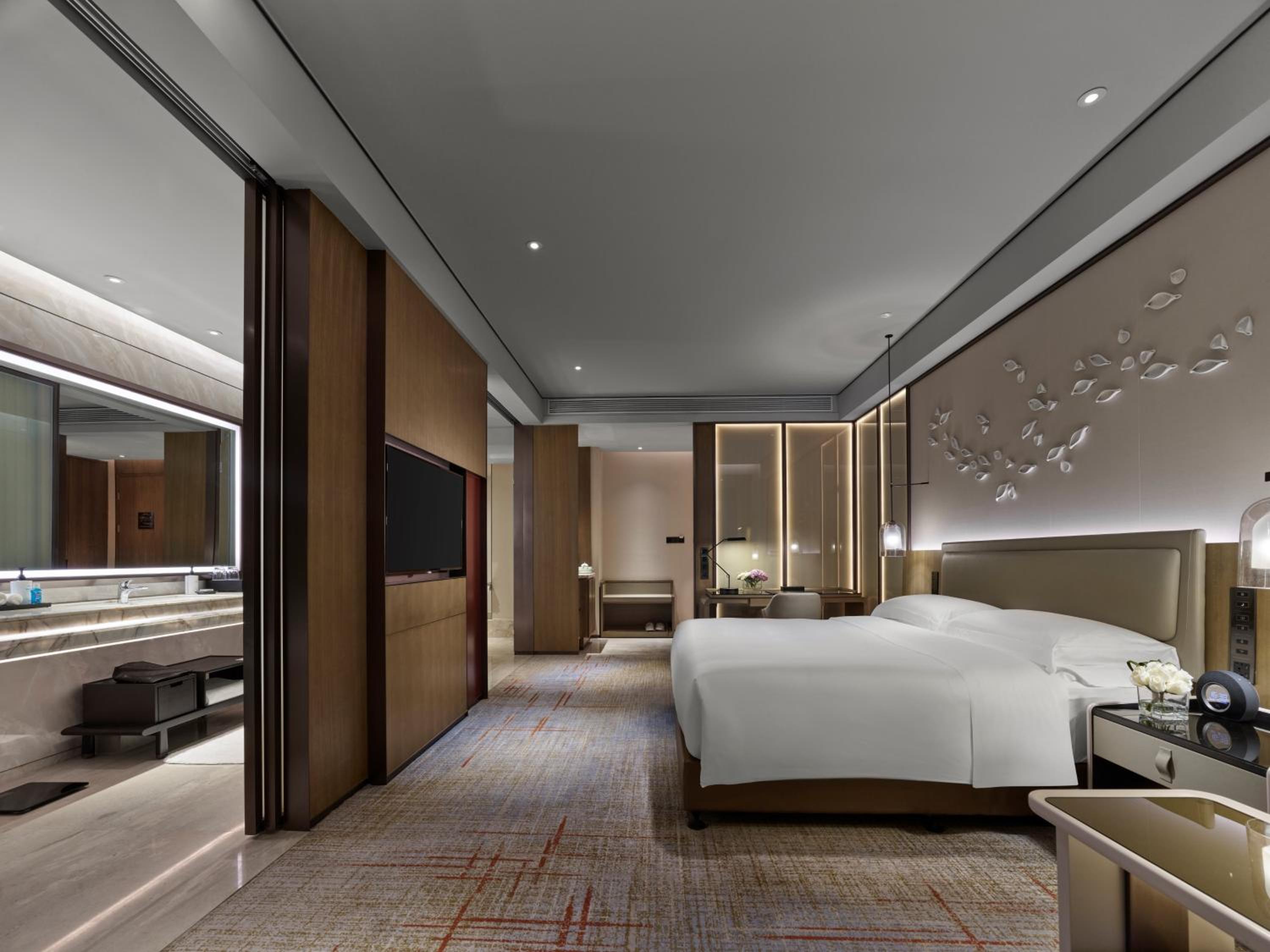 Classic King Room with City View - High Floor/Lounge Access