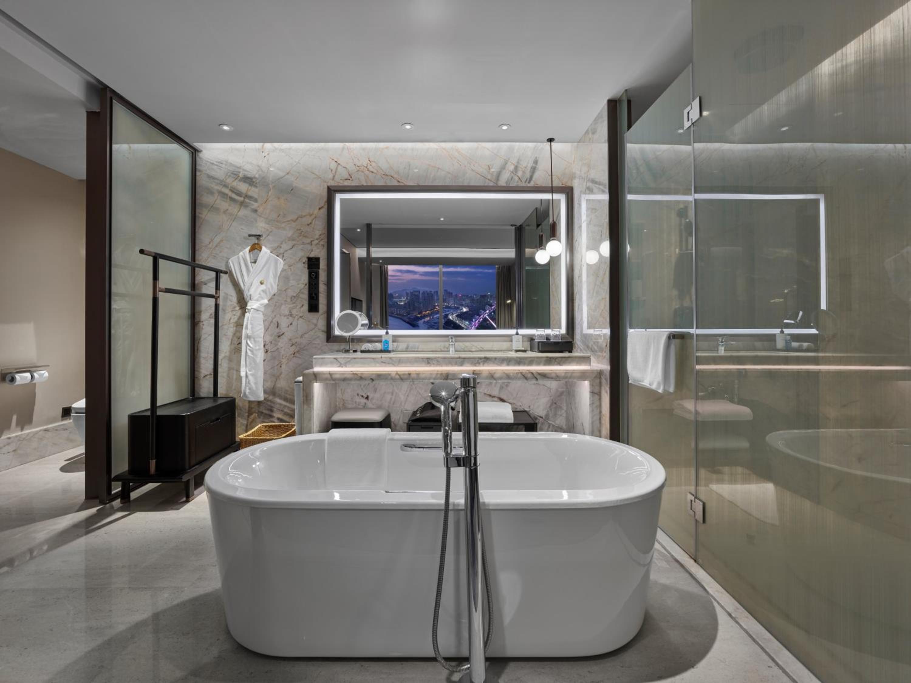 One-Bedroom Suite with Sky Wheel View photo 2